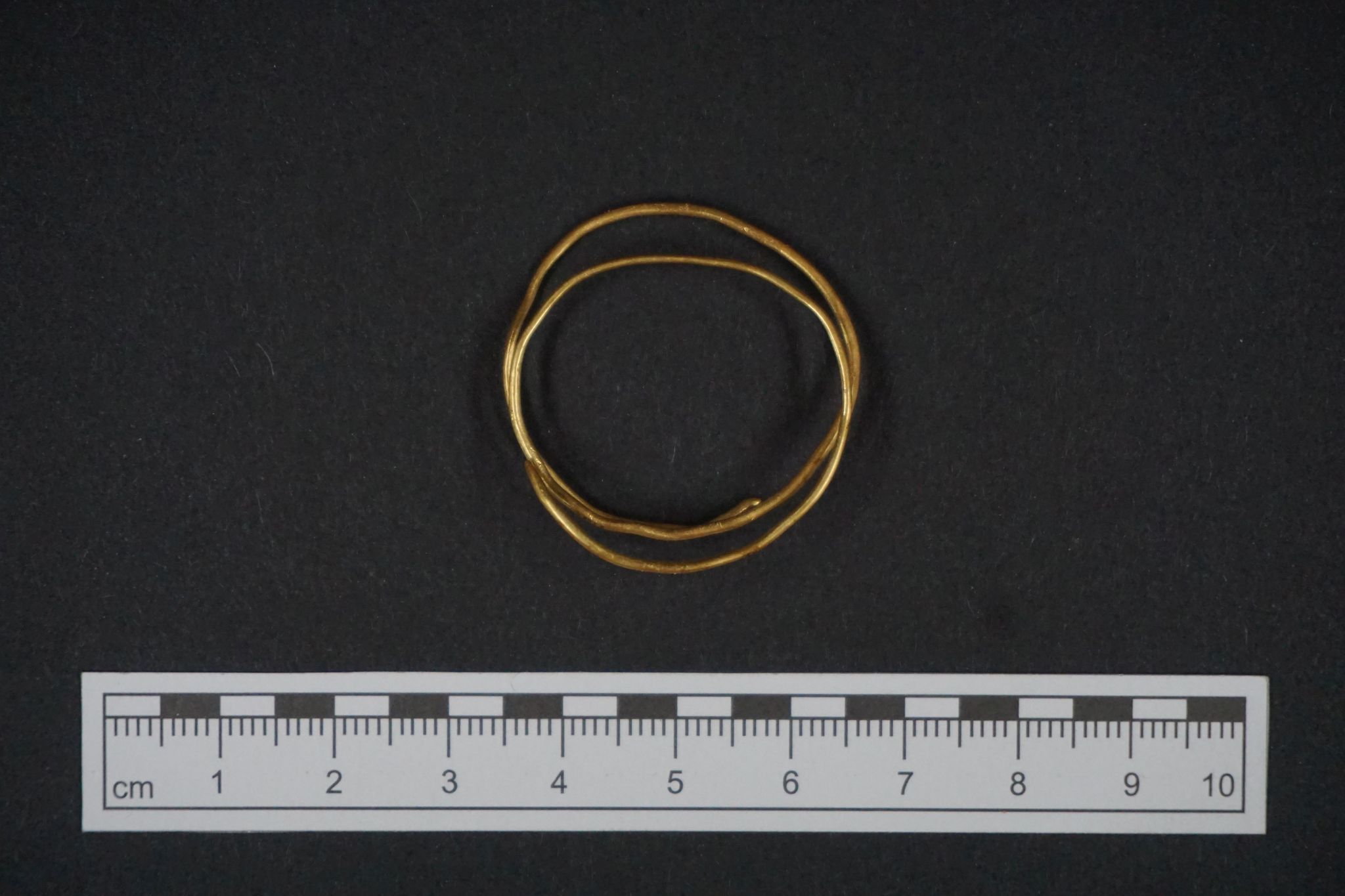 Goldener Armring und Bernsteinschmuck bei Ausgrabungen