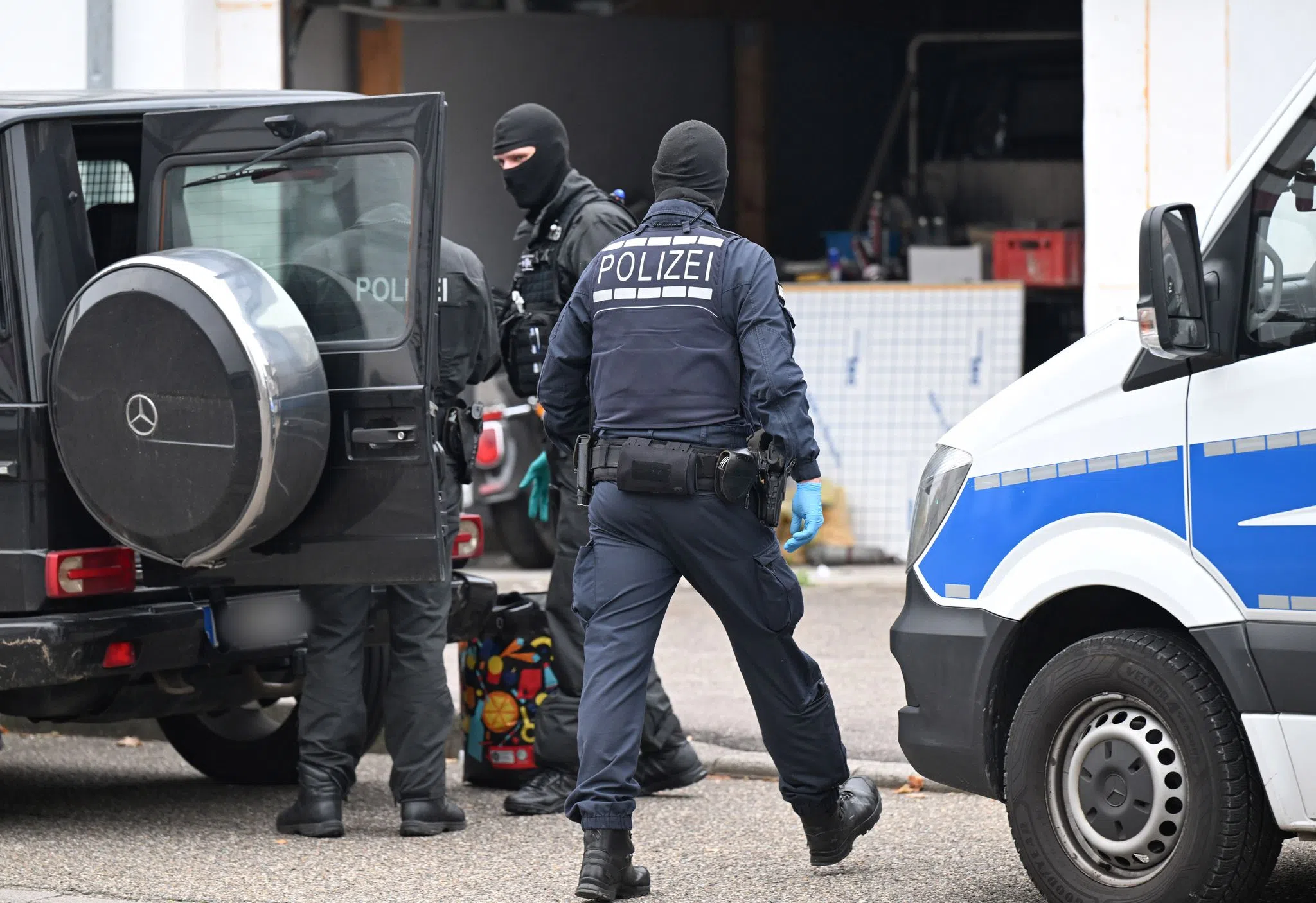 Polizei stellt Waffen und Drogen bei Razzia sicher