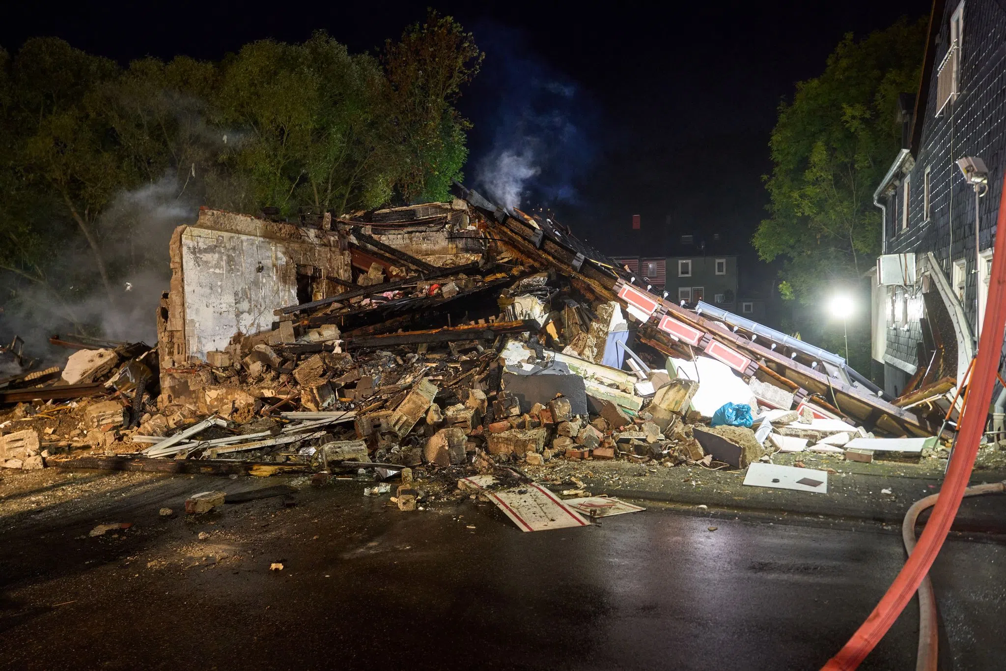 Haus bei Explosion im Westerwald zerstört - acht Verletzte