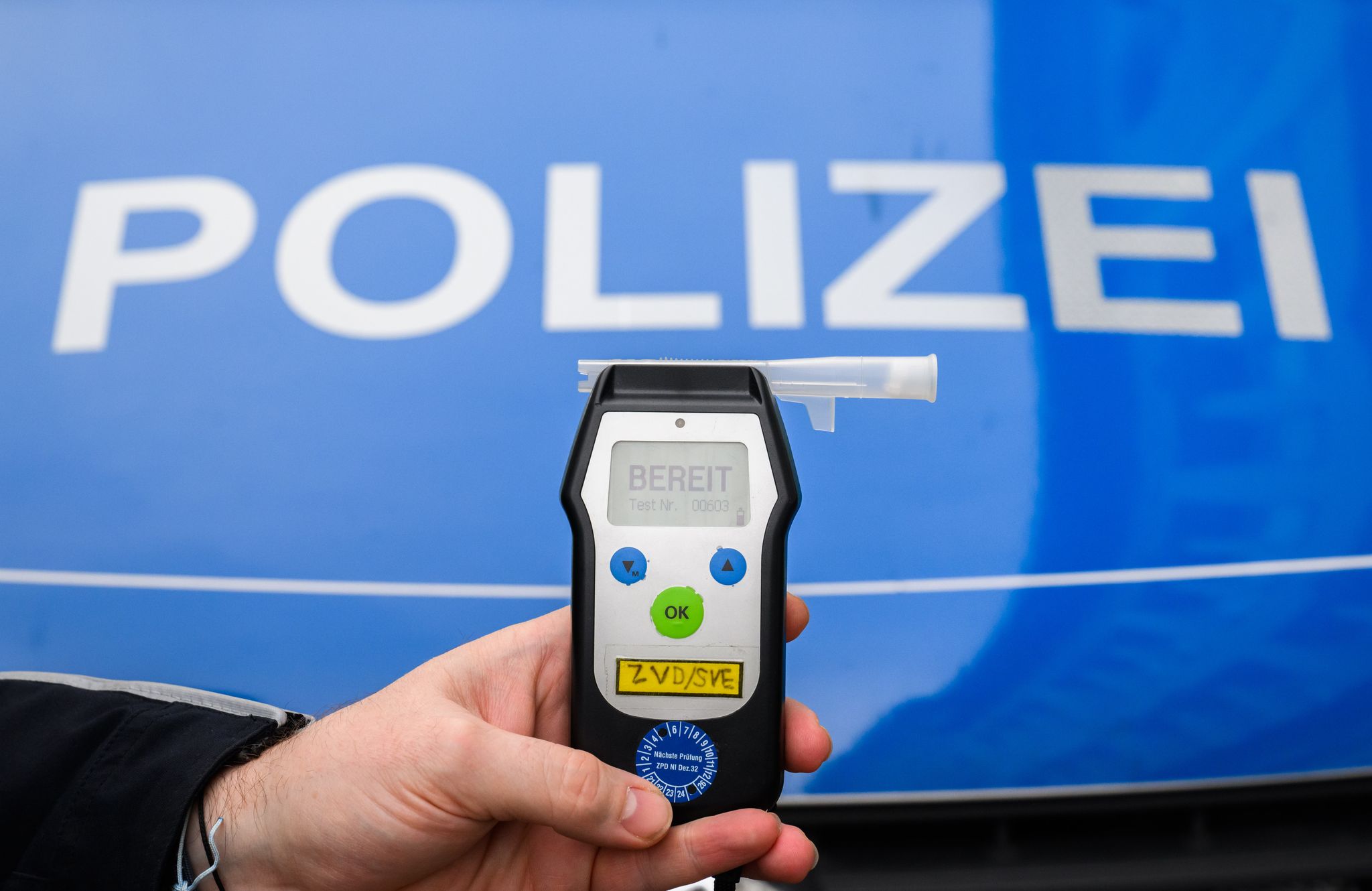 Betrunkener Lkw-Fahrer macht Pause in fremdem Auto