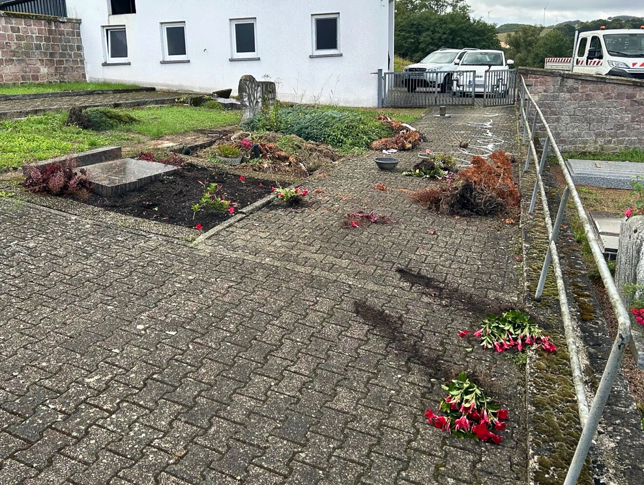 Vierzehn Gräber auf Friedhof in Wolfstein zerstört