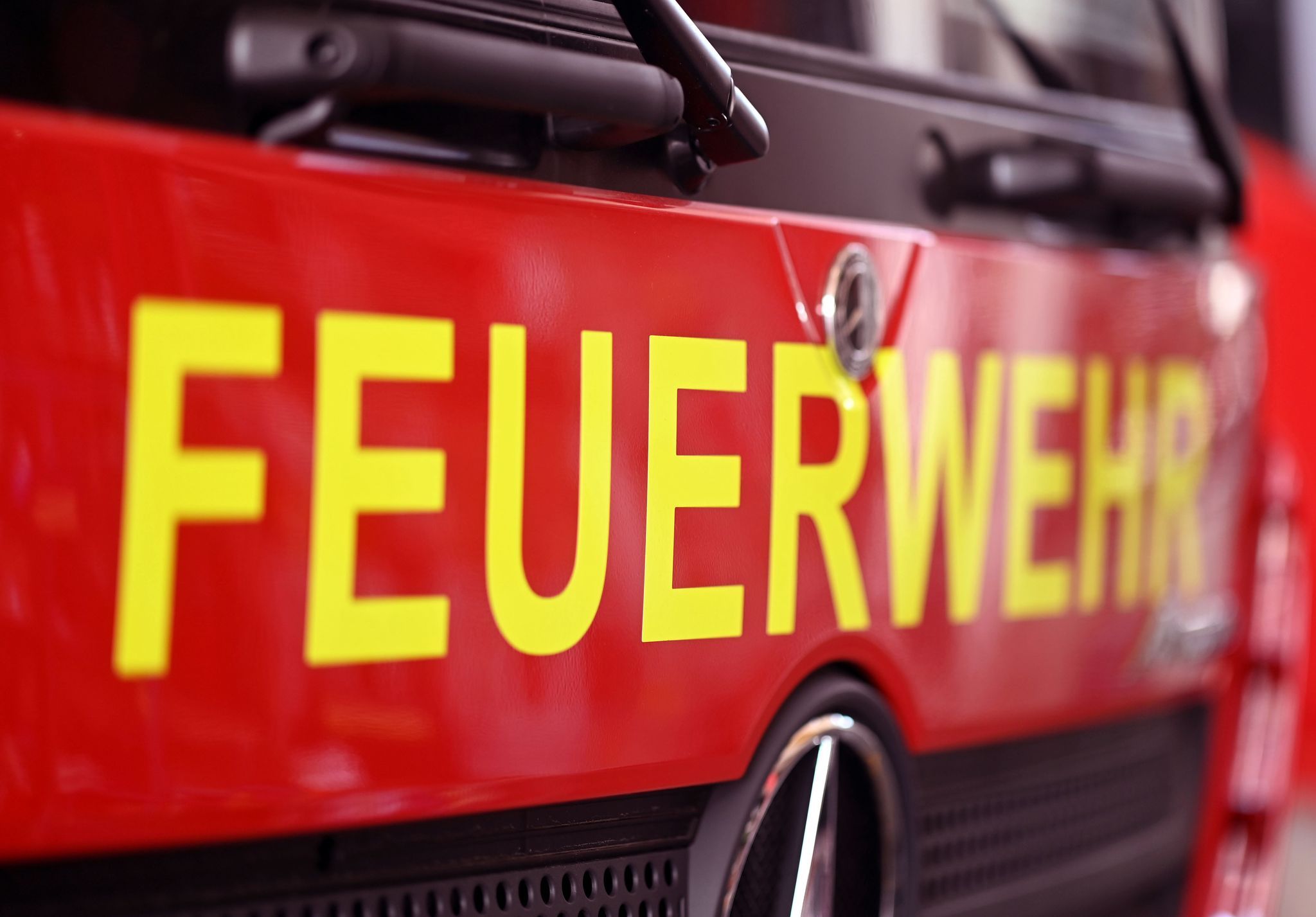 Feuerwehr rettet Kind aus Baumstumpf