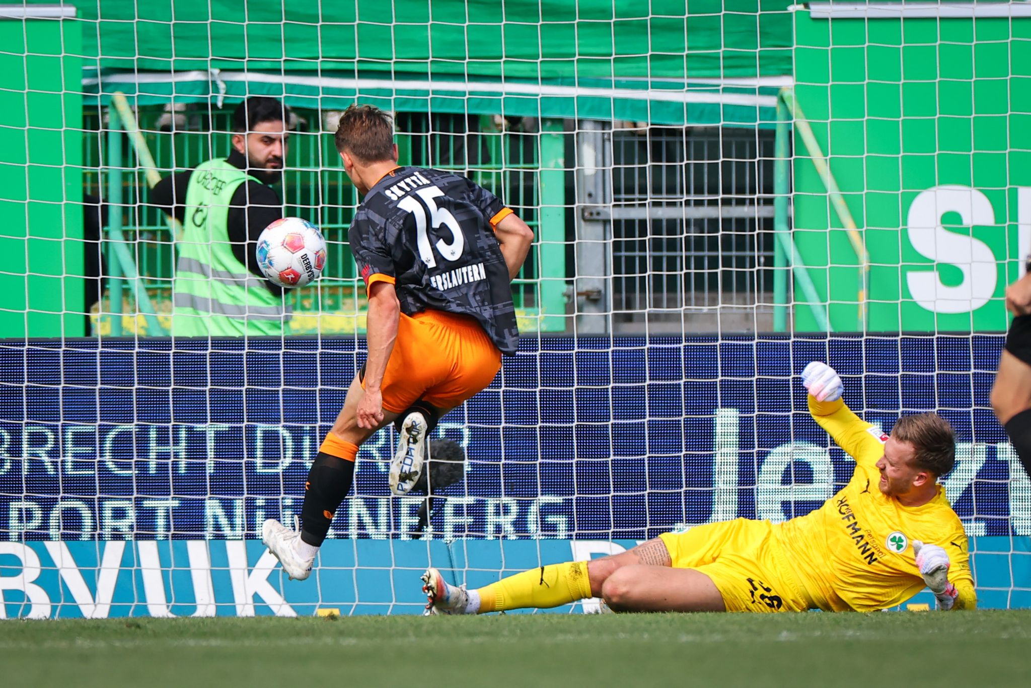 Nach Blitz-Rot: Kaiserslautern beendet Auswärtsfluch