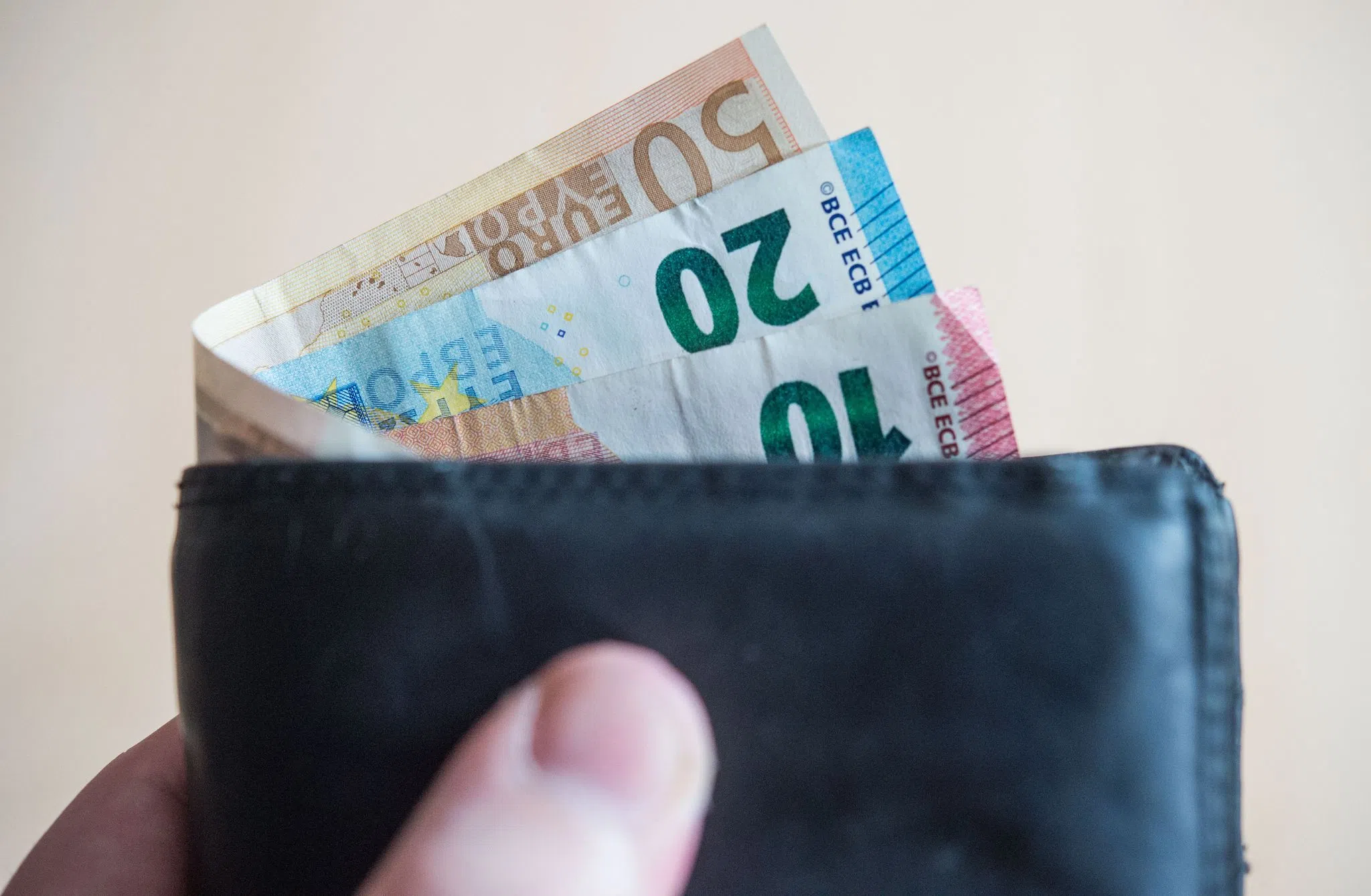 Geldbeutel fällt vom Autodach - Finderin fährt damit davon