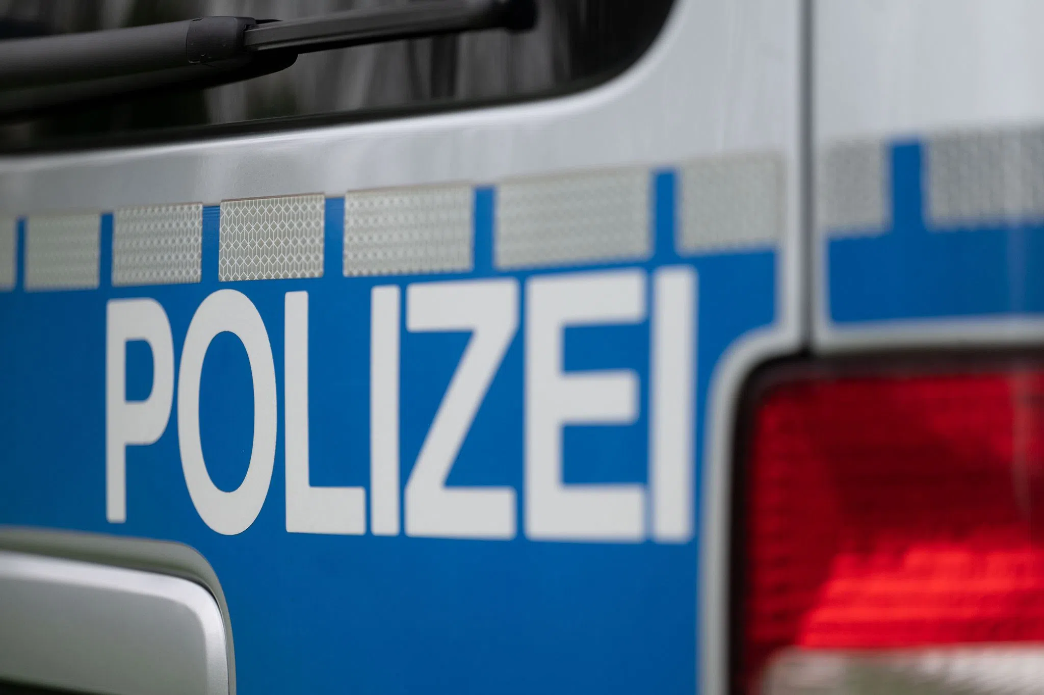 Kinder klettern auf Hausdach in Kirn