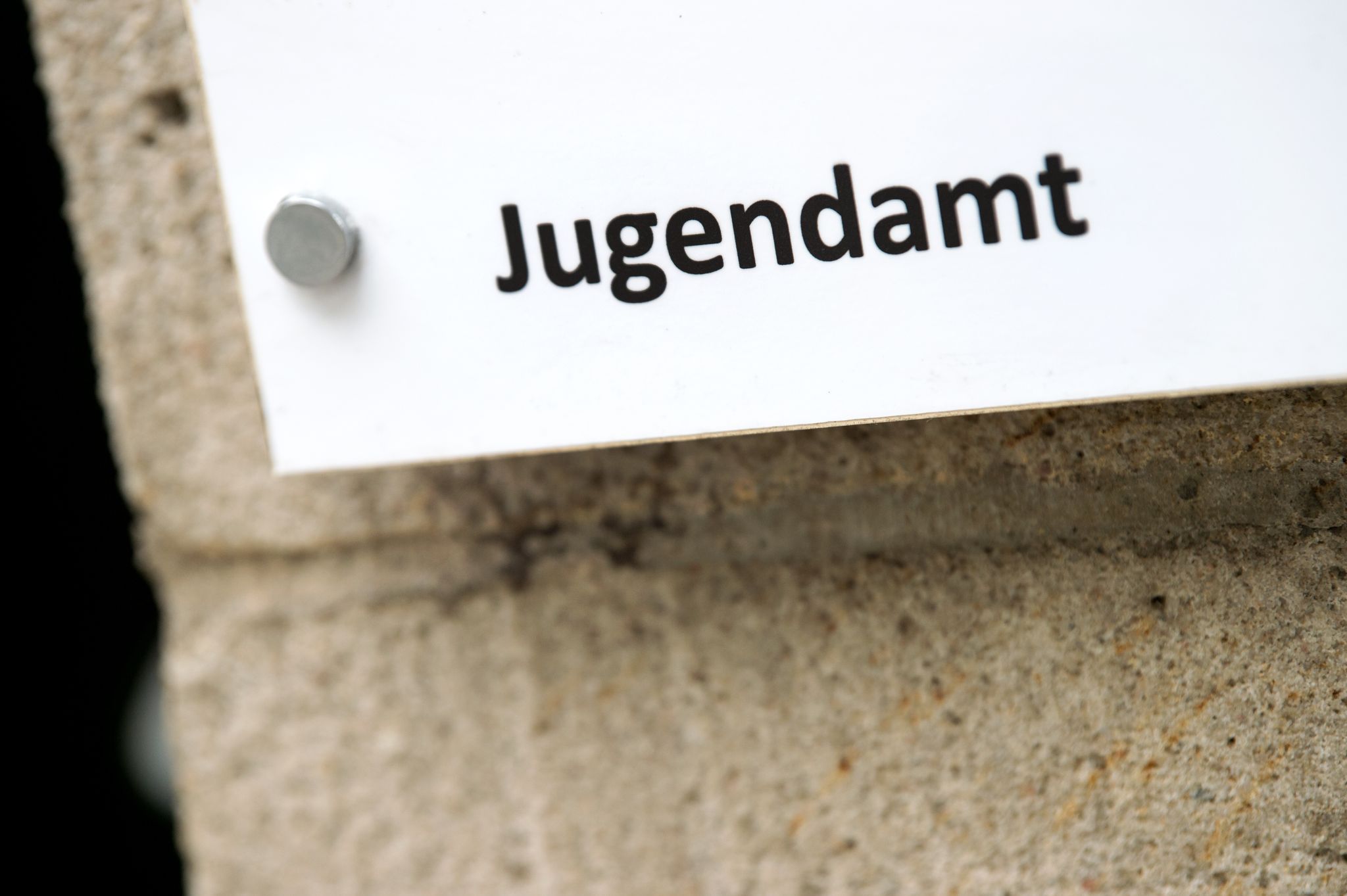 Notrufknöpfe und Security: So schützen sich Ämter vor Gewalt