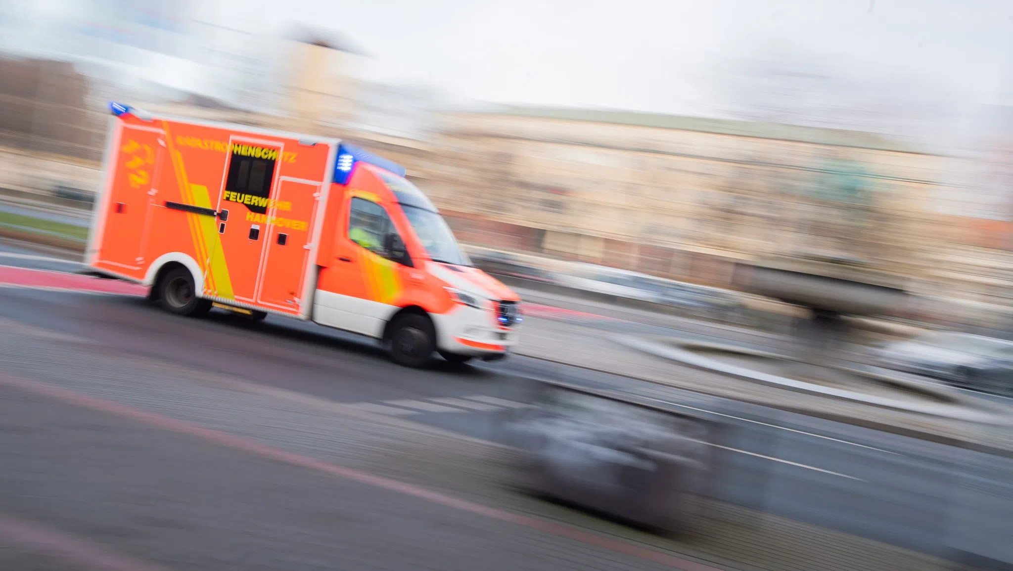 Auto prallt gegen Traktor und Haus - Fahrer schwer verletzt