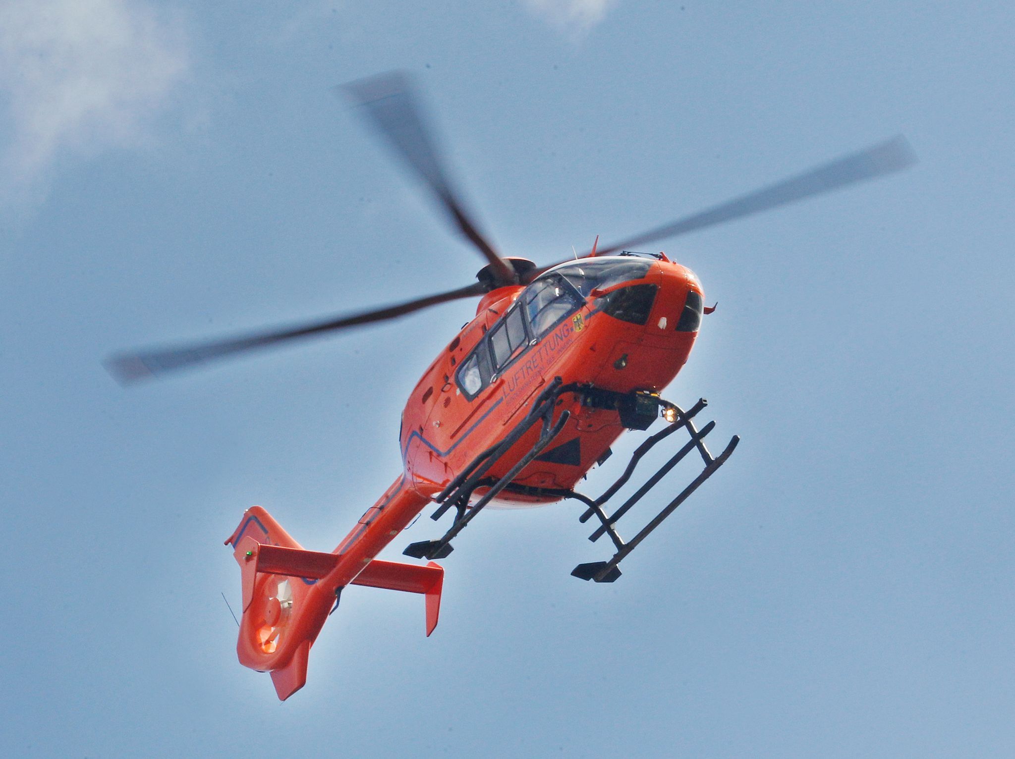 Frontalzusammenstoß mit Auto: Motorradfahrer schwer verletzt