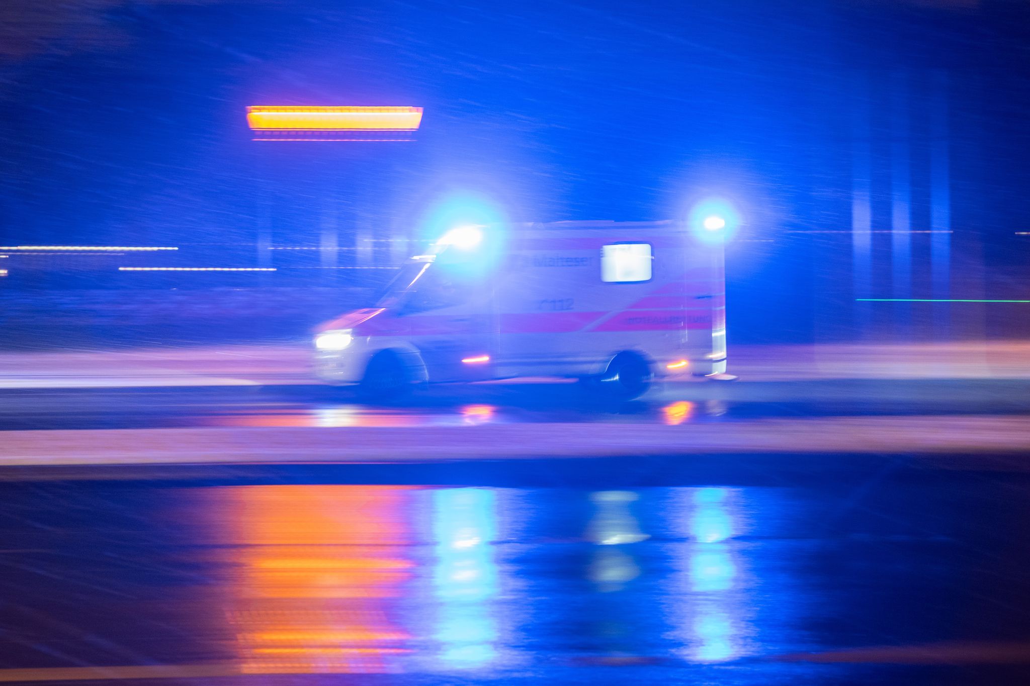 Auto in zwei Teile gerissen: Mann lebensbedrohlich verletzt