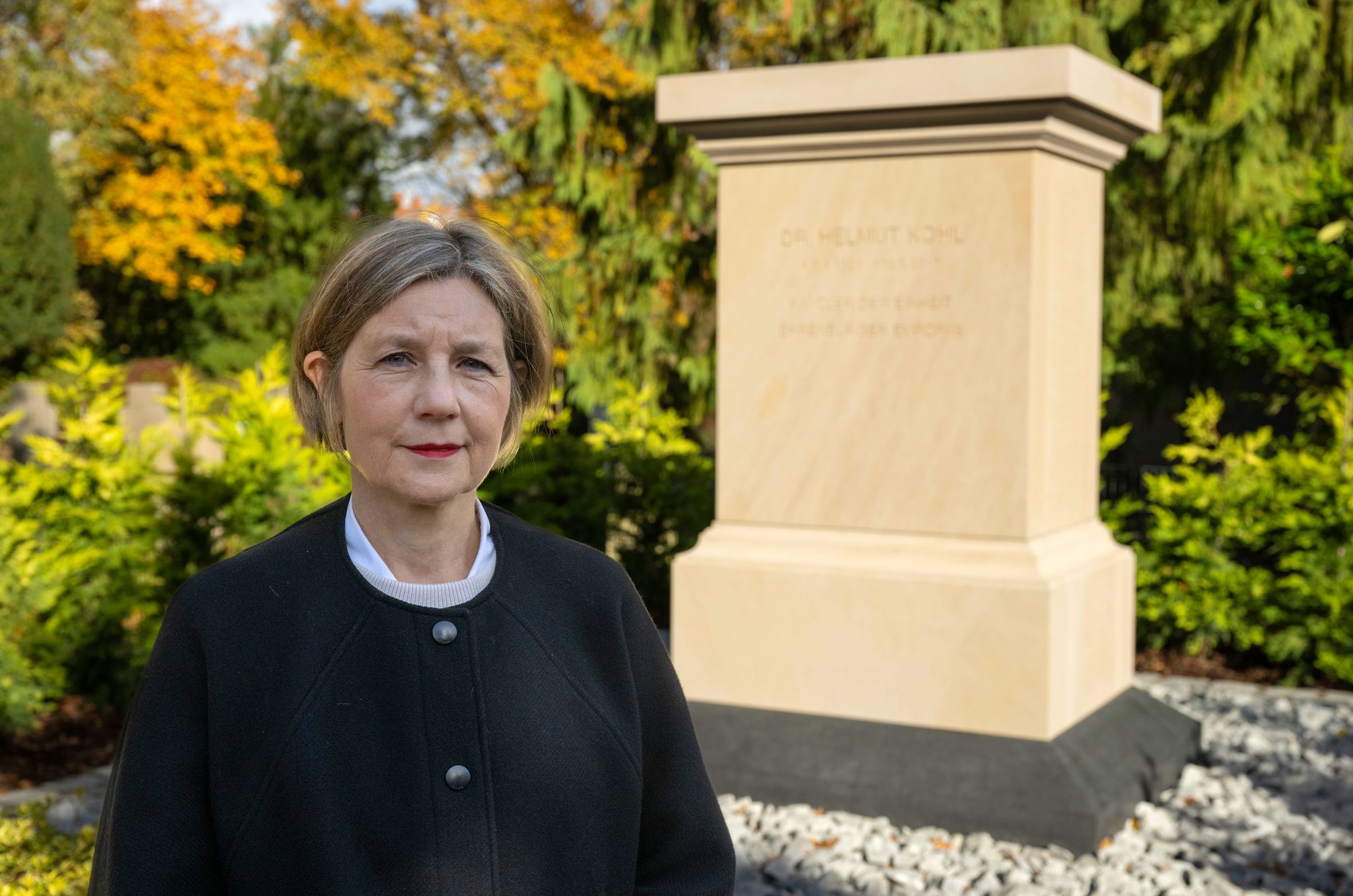 Ein Denkmal im Park: Gestaltung von Helmut-Kohl-Grab beendet Ein Denkmal im Park: Gestaltung von Helmut-Kohl-Grab beendet