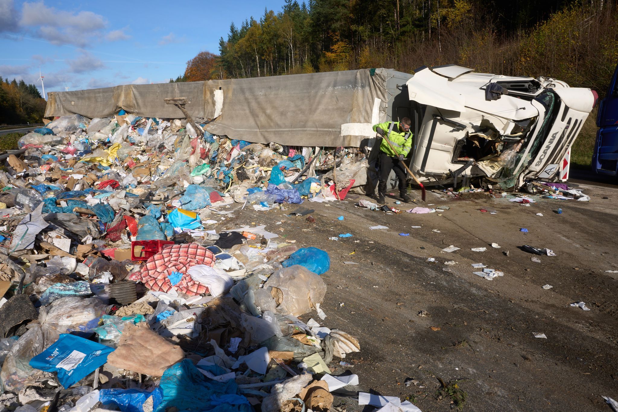 Müllchaos auf A61 – Sperrung nach über zehn Stunden beendet