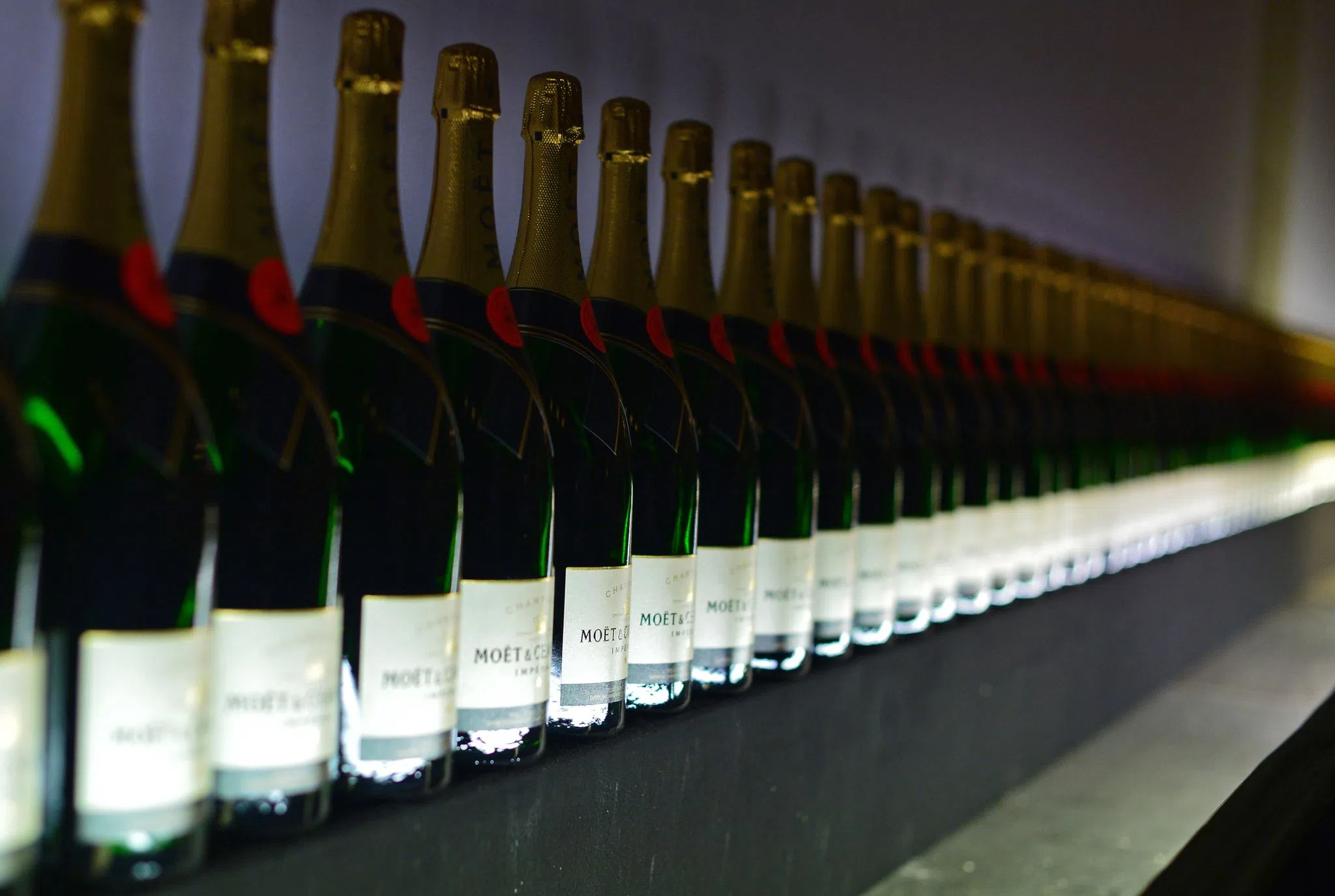Champagnerdieb spaziert aus Supermarkt