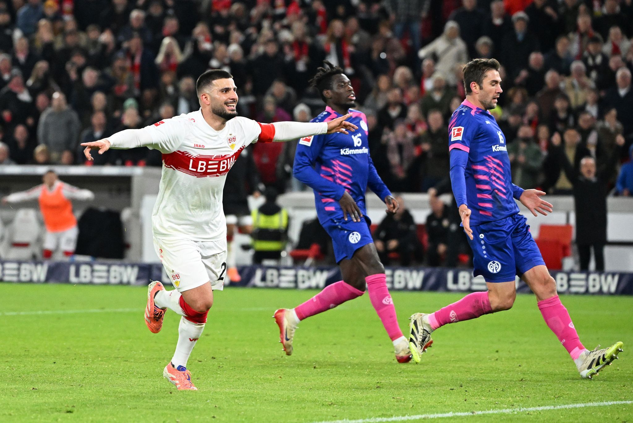 Nach medizinischem Notfall: VfB bezwingt Mainz mit 2:1 Nach medizinischem Notfall: VfB bezwingt Mainz mit 2:1
