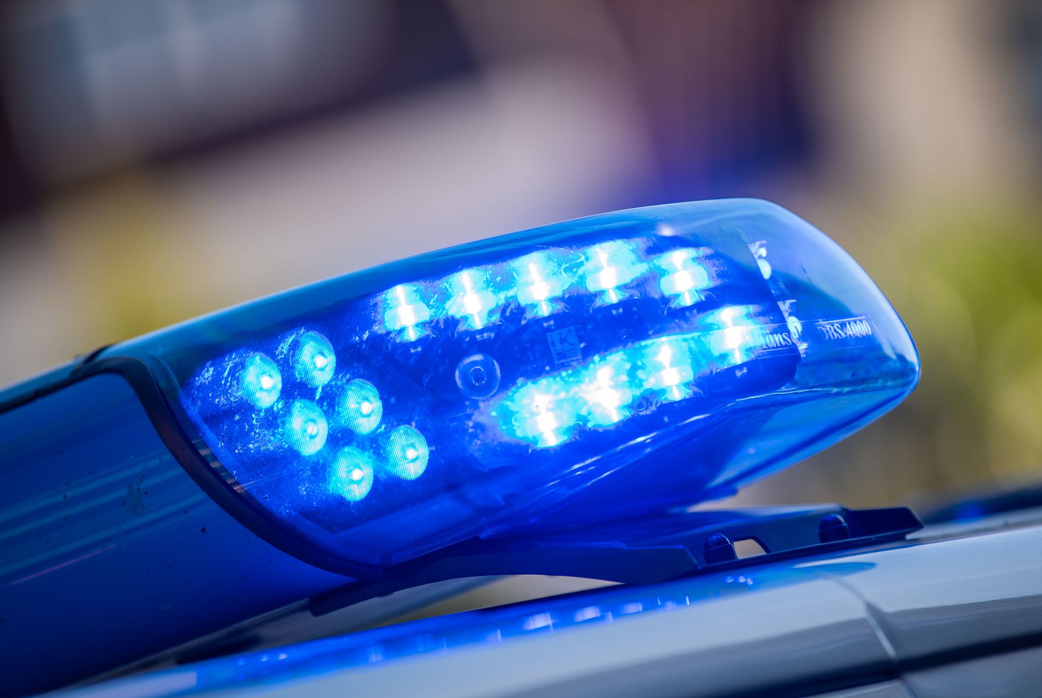 Auto fährt erst Kind an und dann weg
