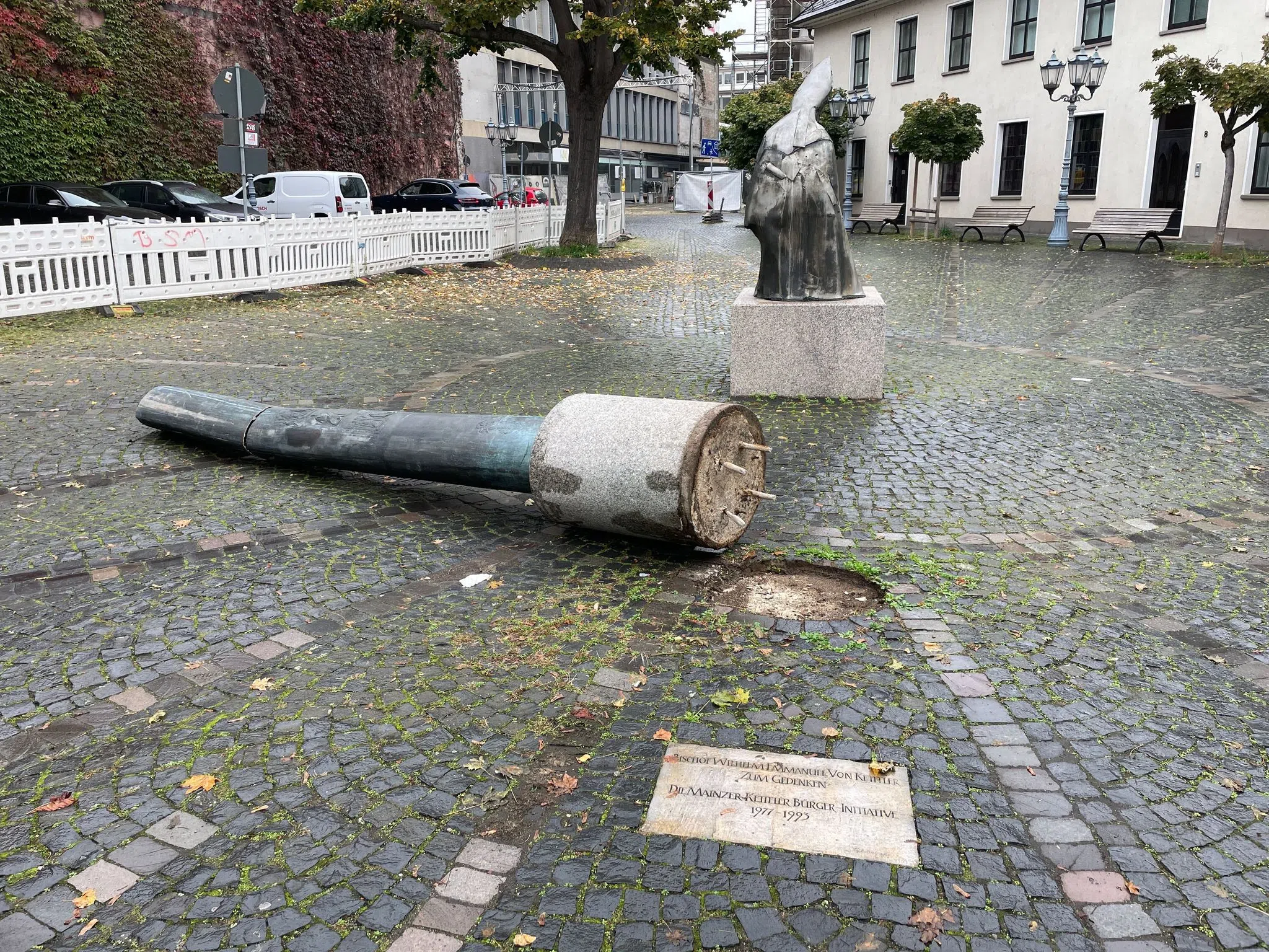 Lasterfahrer stürzt Denkmal