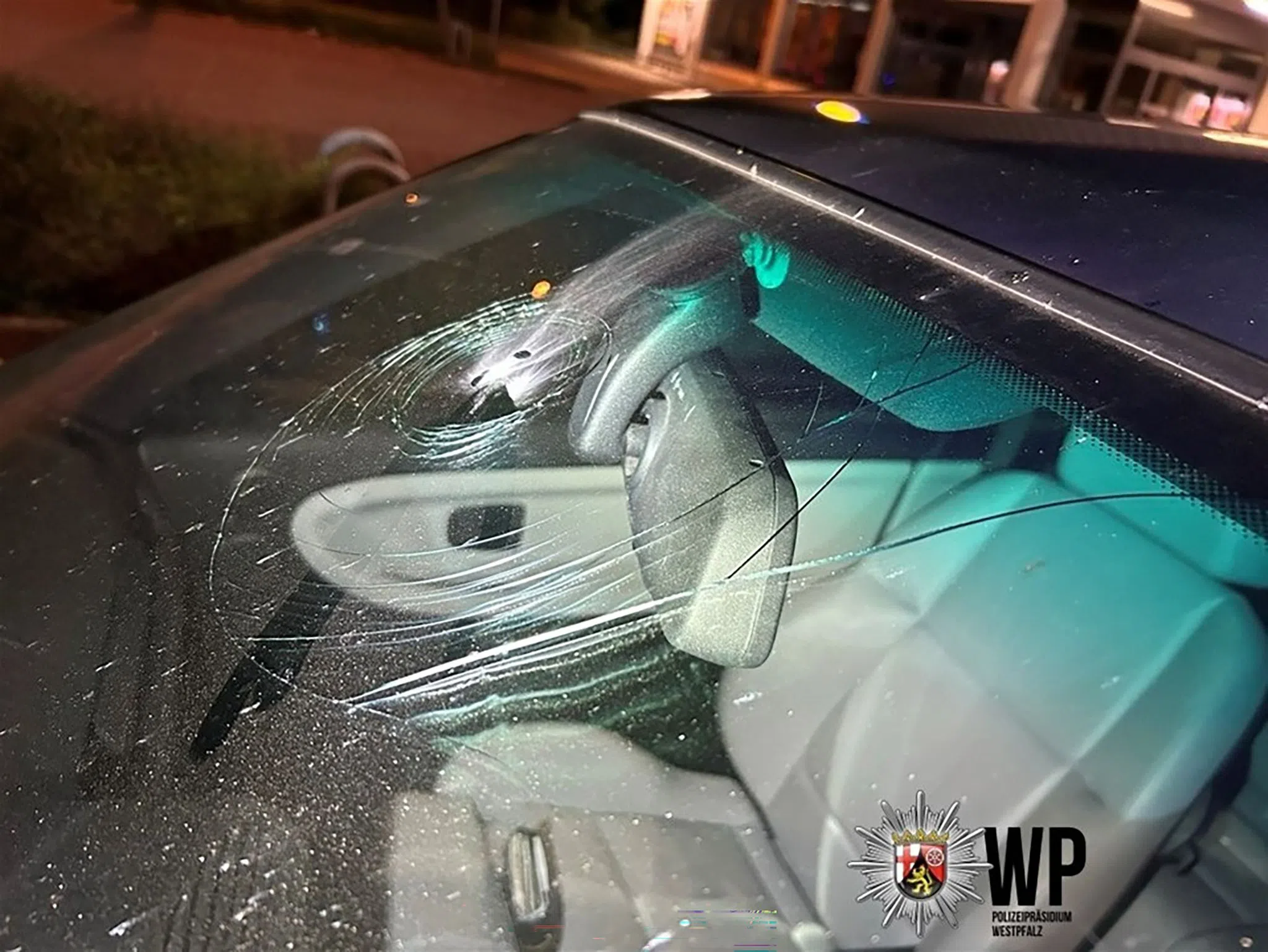 Vier Autos bei Kusel mit Steinen beworfen