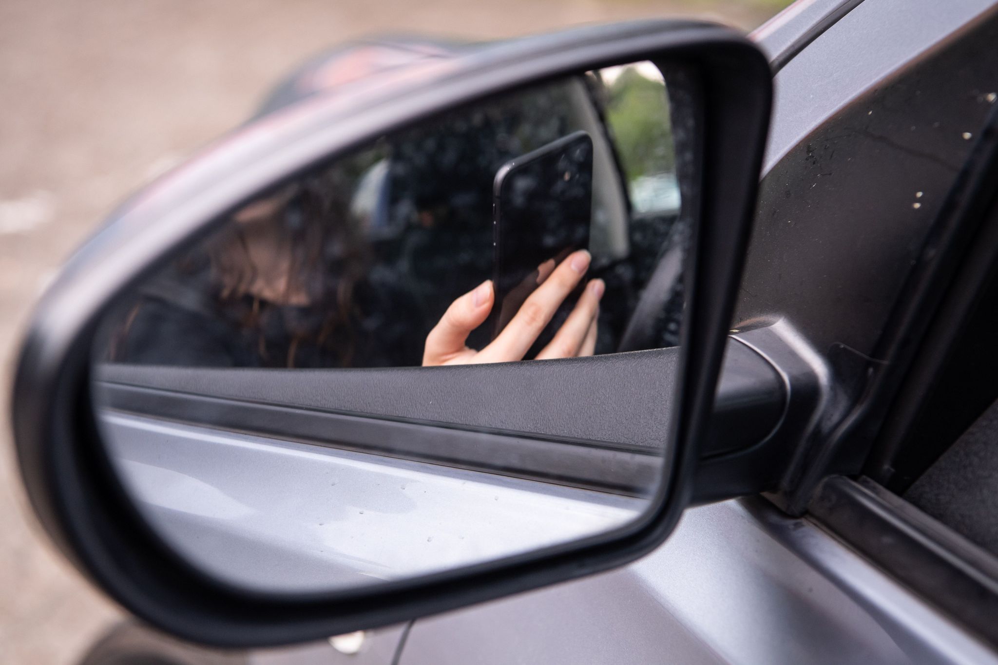 Polizei hat Handy-Sünder im Visier - Warten auf Blitzer
