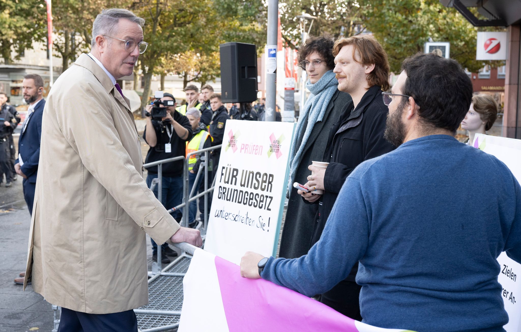 Schweitzer spricht vor Länderkonferenz mit Demonstranten