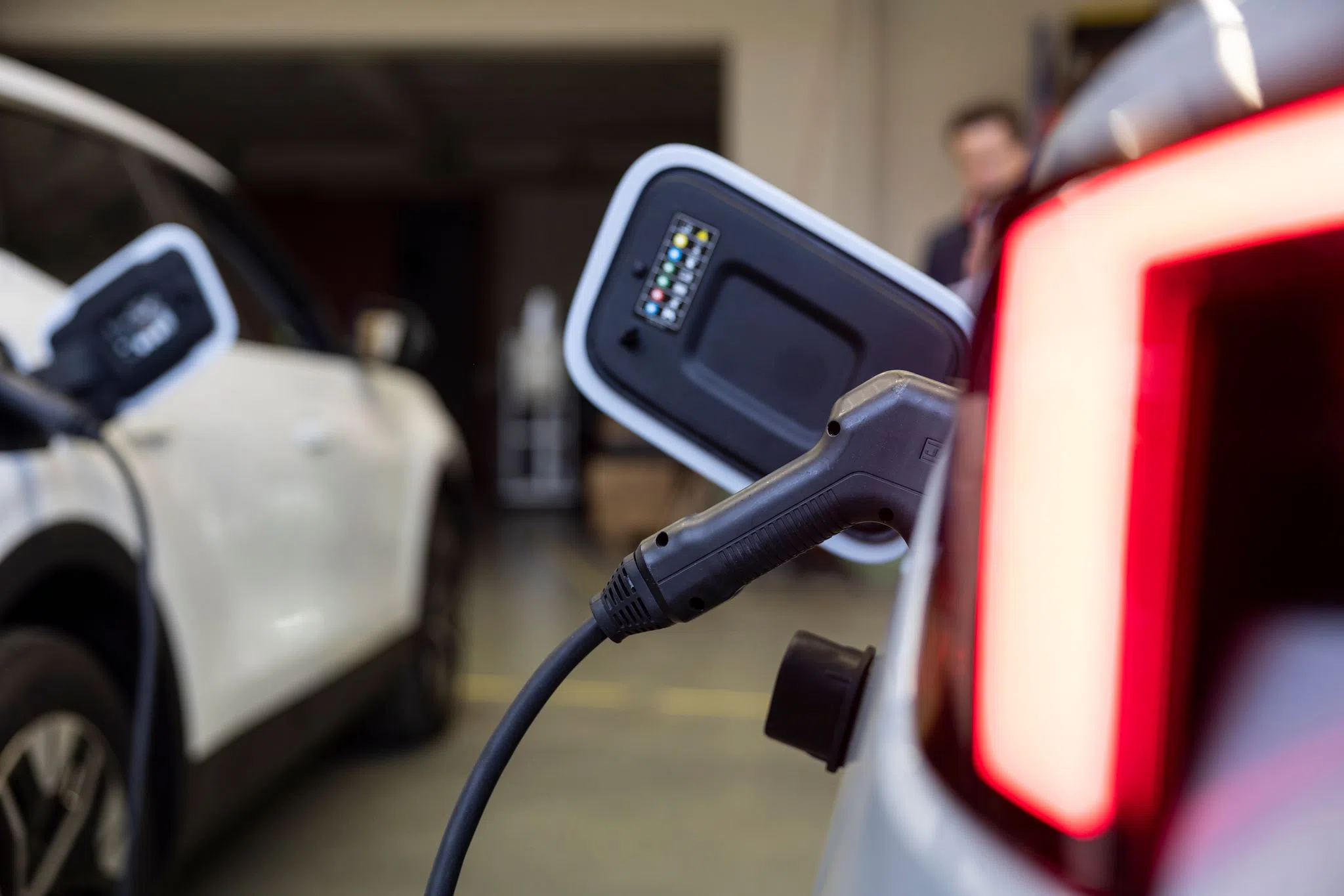 E-Autos als mobile Energiespeicher für Haus und Stromnetz E-Autos als mobile Energiespeicher für Haus und Stromnetz
