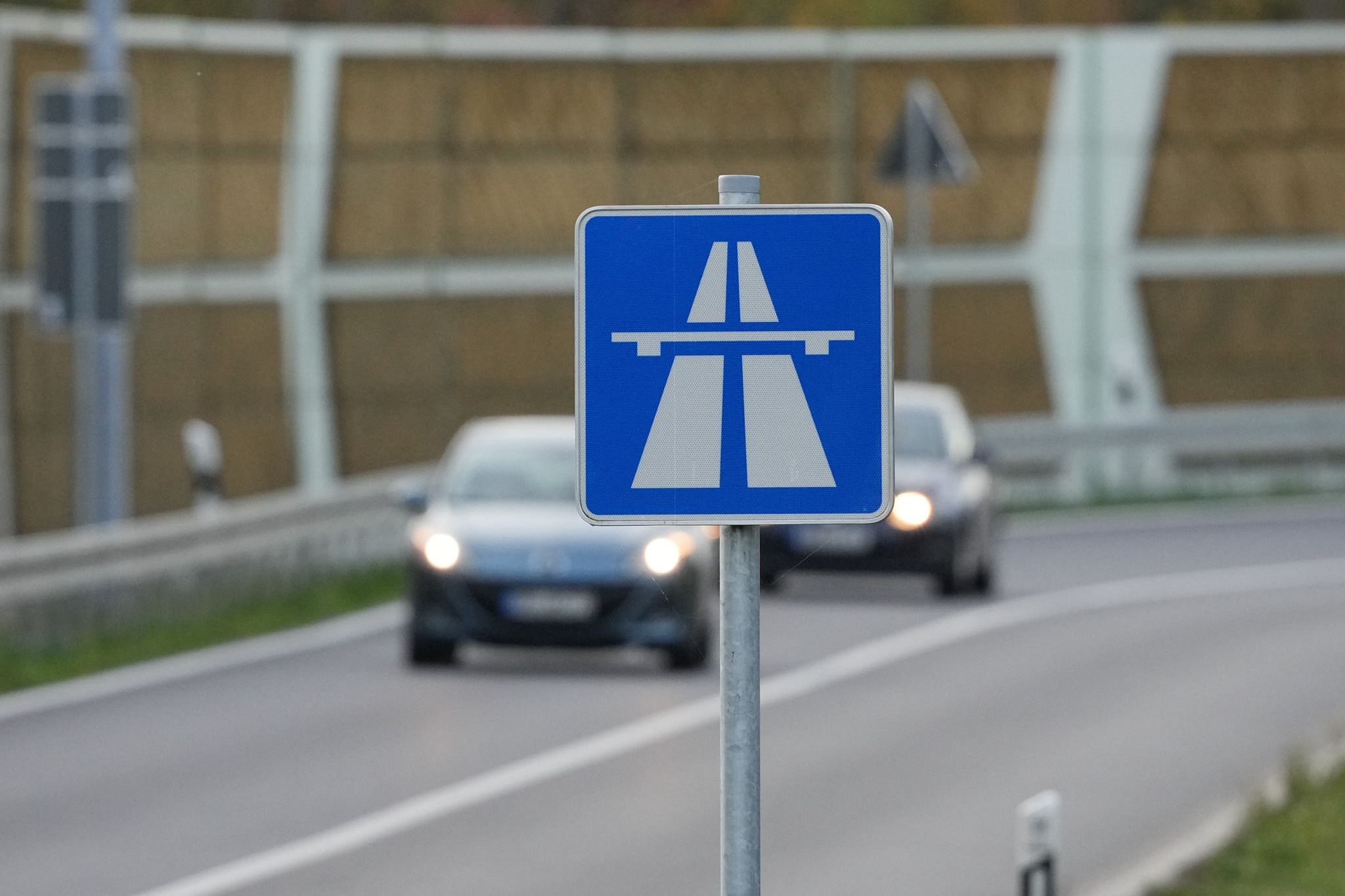 Auf A60: Mutter mit drei Kindern im Auto bedrängt