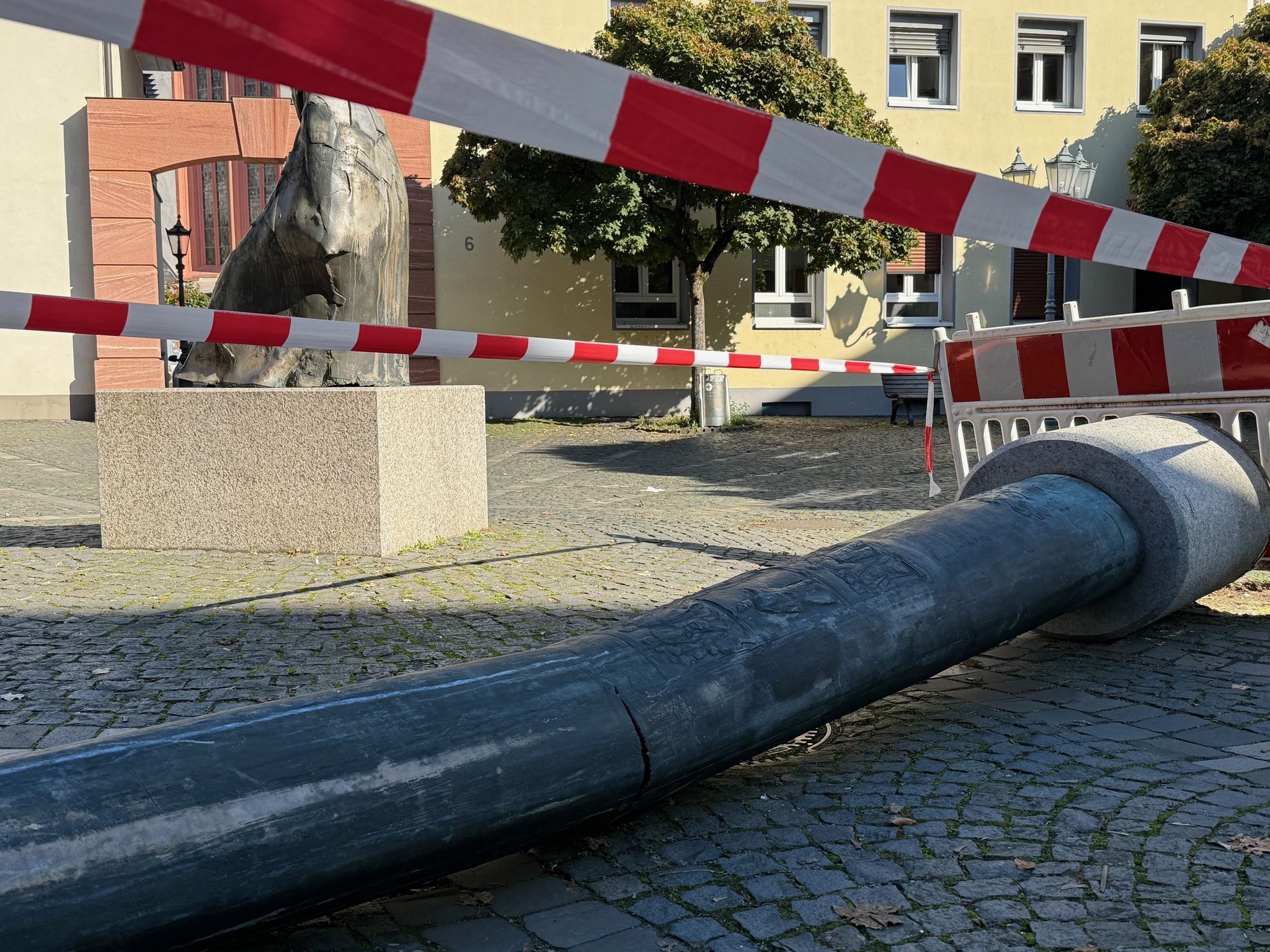 Umgefahrenes Bischofsdenkmal soll möglichst repariert werden