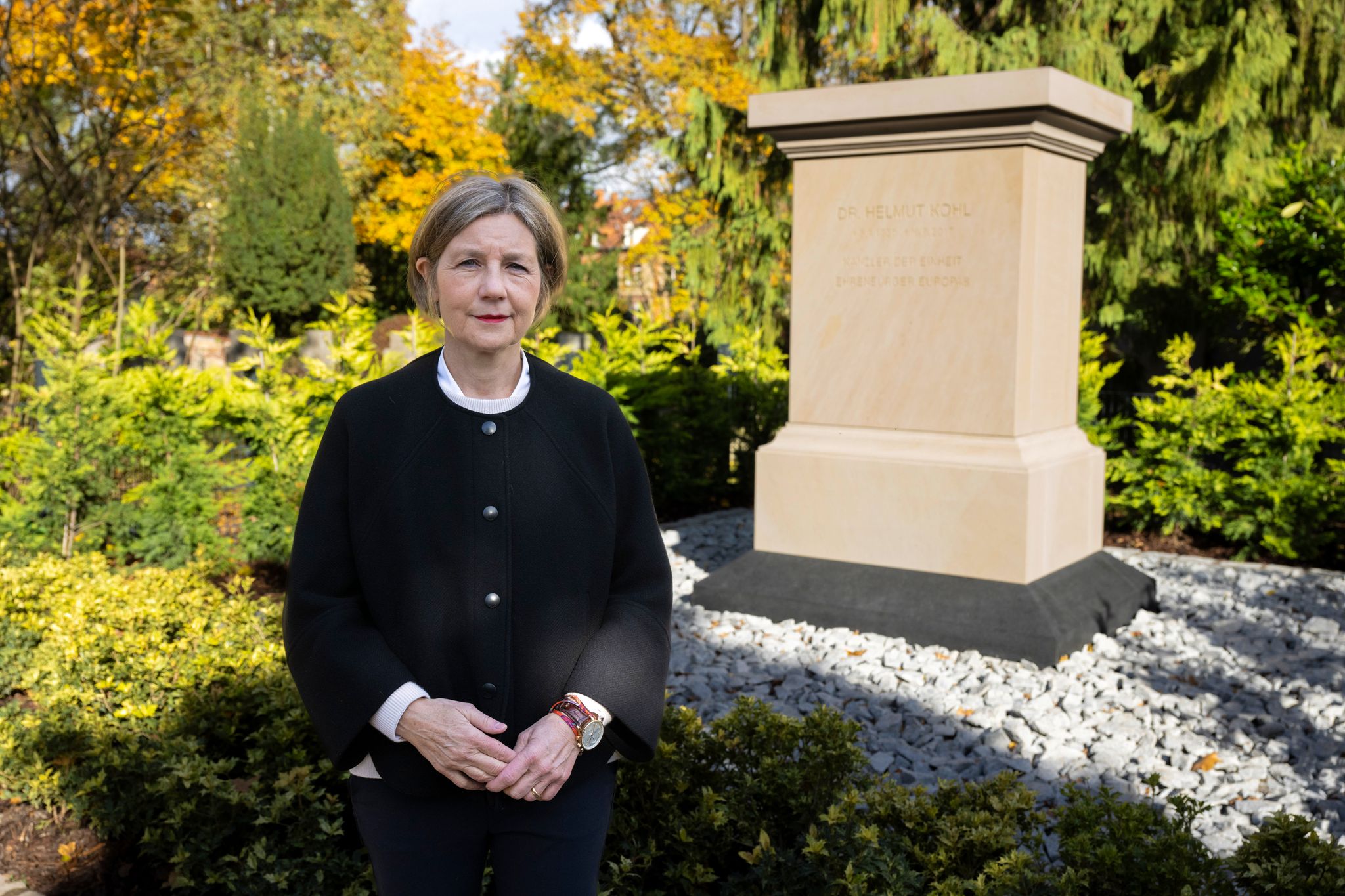 Gestaltung von Helmut-Kohl-Grab beendet: Ein Denkmal im Park Gestaltung von Helmut-Kohl-Grab beendet: Ein Denkmal im Park