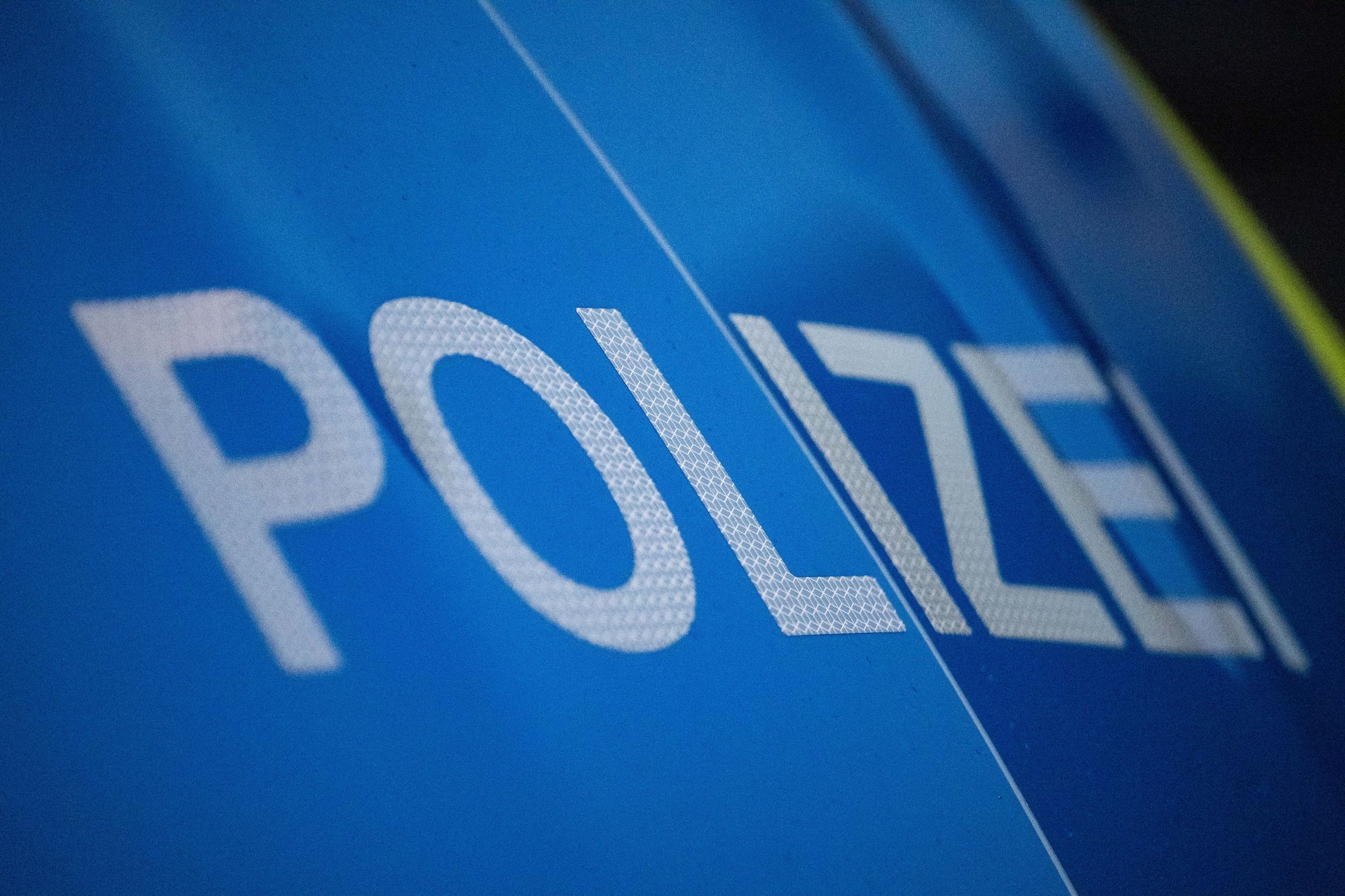 Maskierte Kinder mit Fake-Messern lösen Polizeieinsatz aus