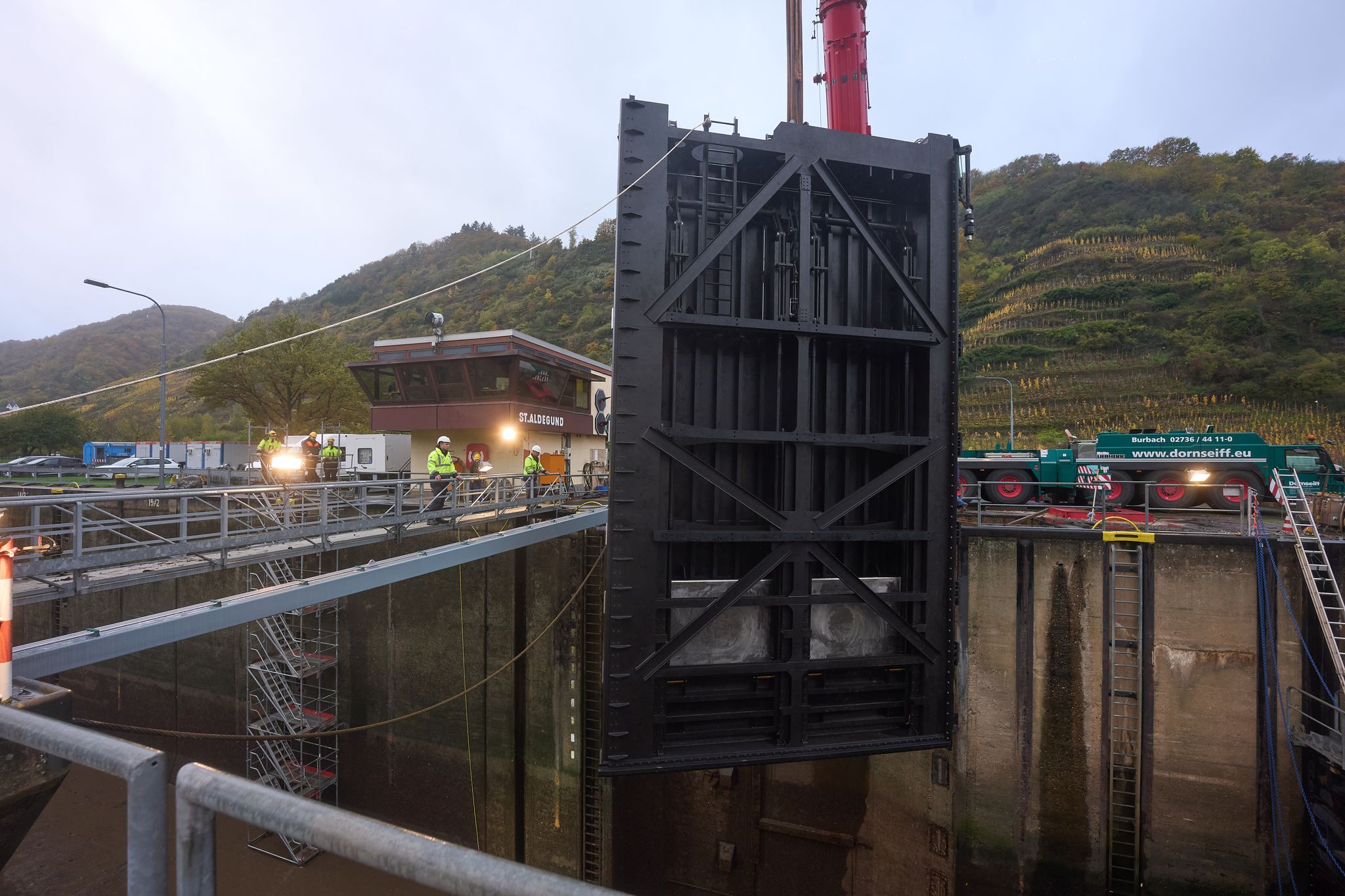 Neues Schleusentor in St. Aldegund ist eingehängt Neues Schleusentor in St. Aldegund ist eingehängt