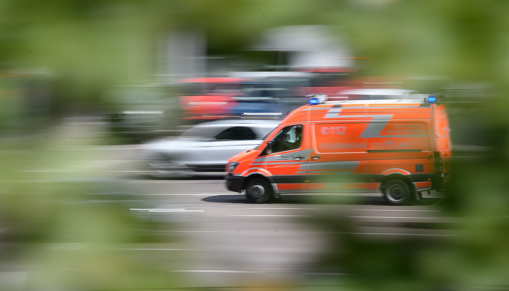 Auto überschlägt sich auf A62 – Fahrerin schwer verletzt