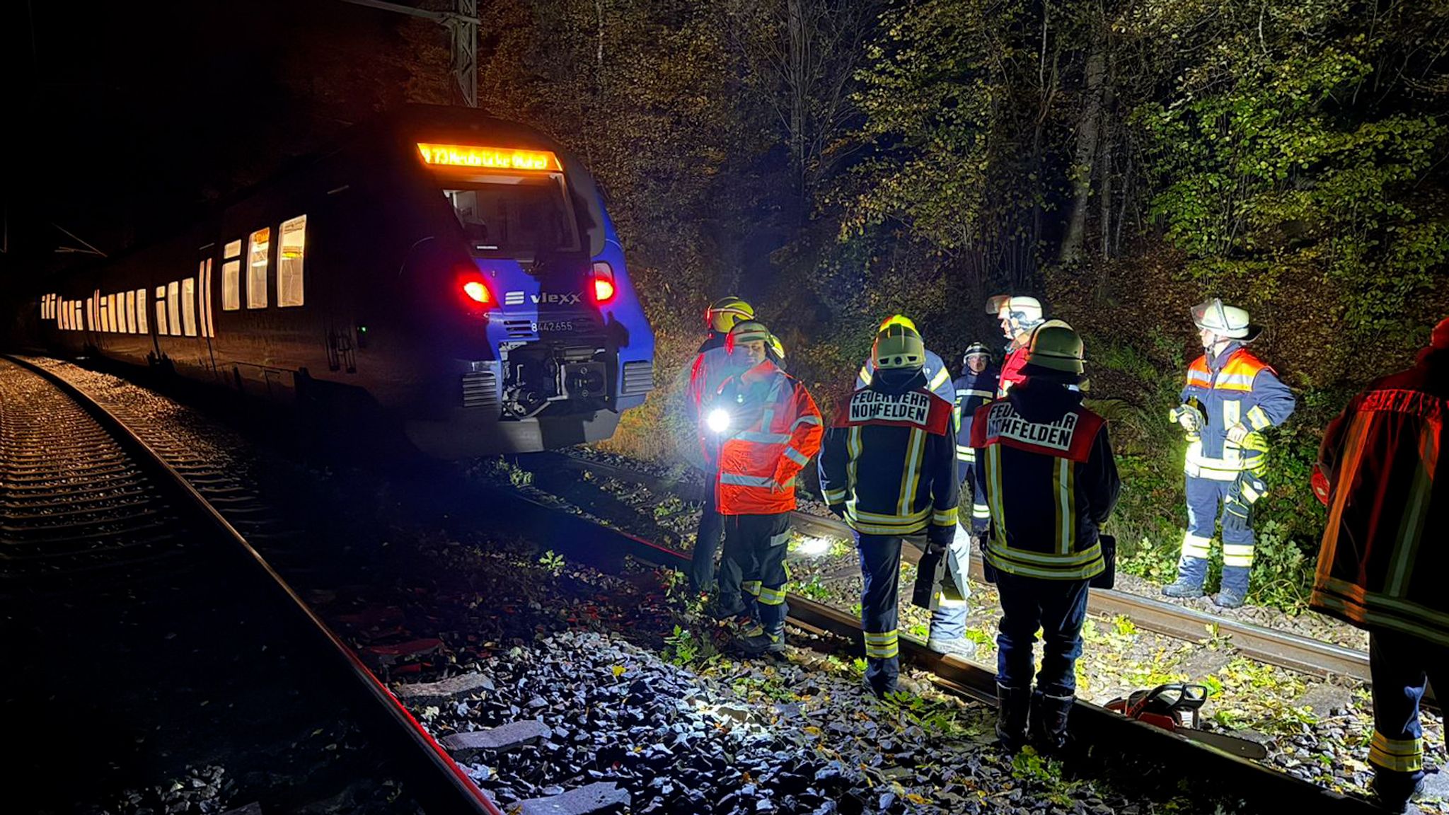 Sturm «Joshua»: Regionalzug rammt Baum auf Gleisen