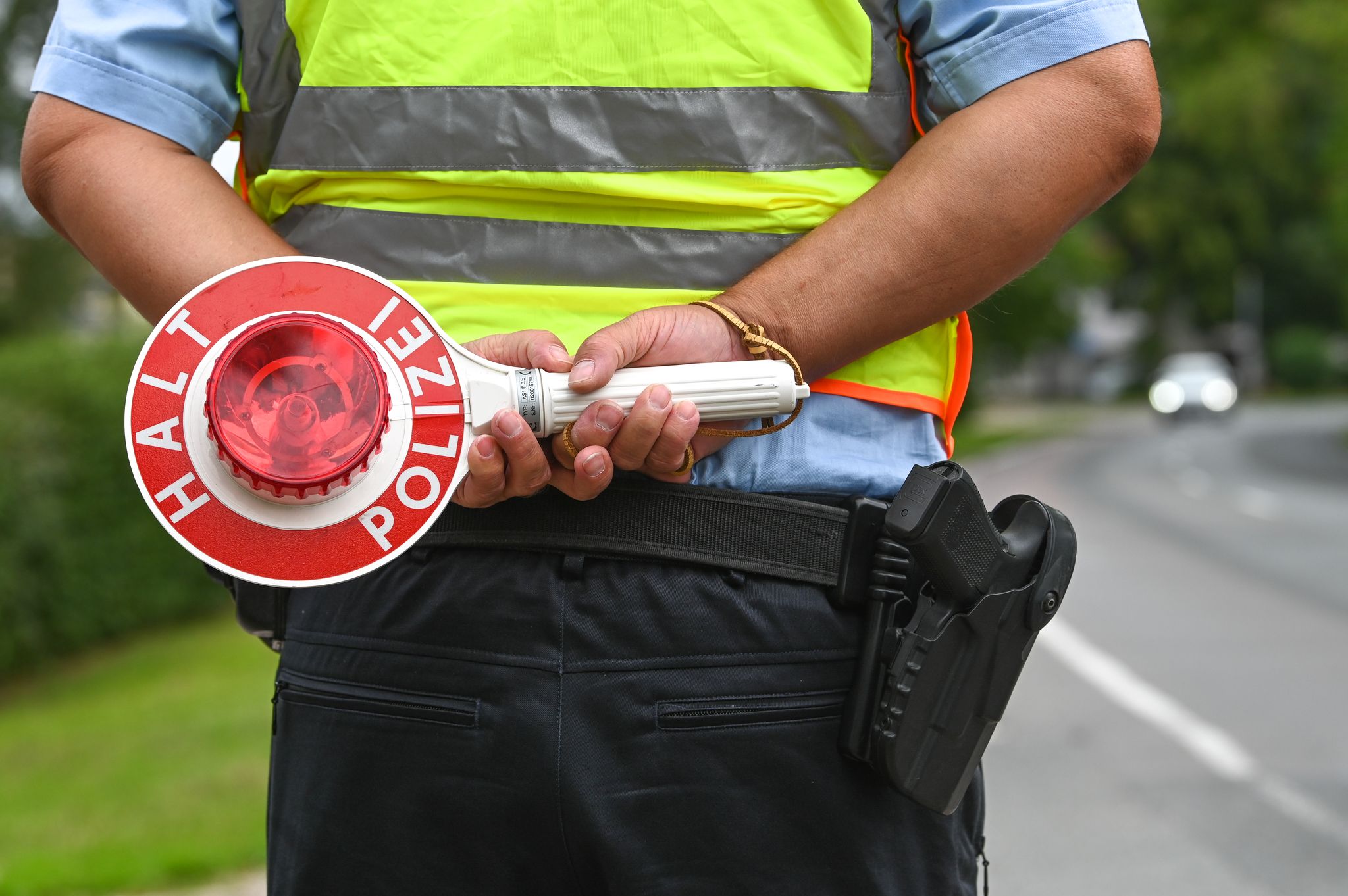 Autofahrer mit Handy am Steuer an Kontrolle vorbeigefahren