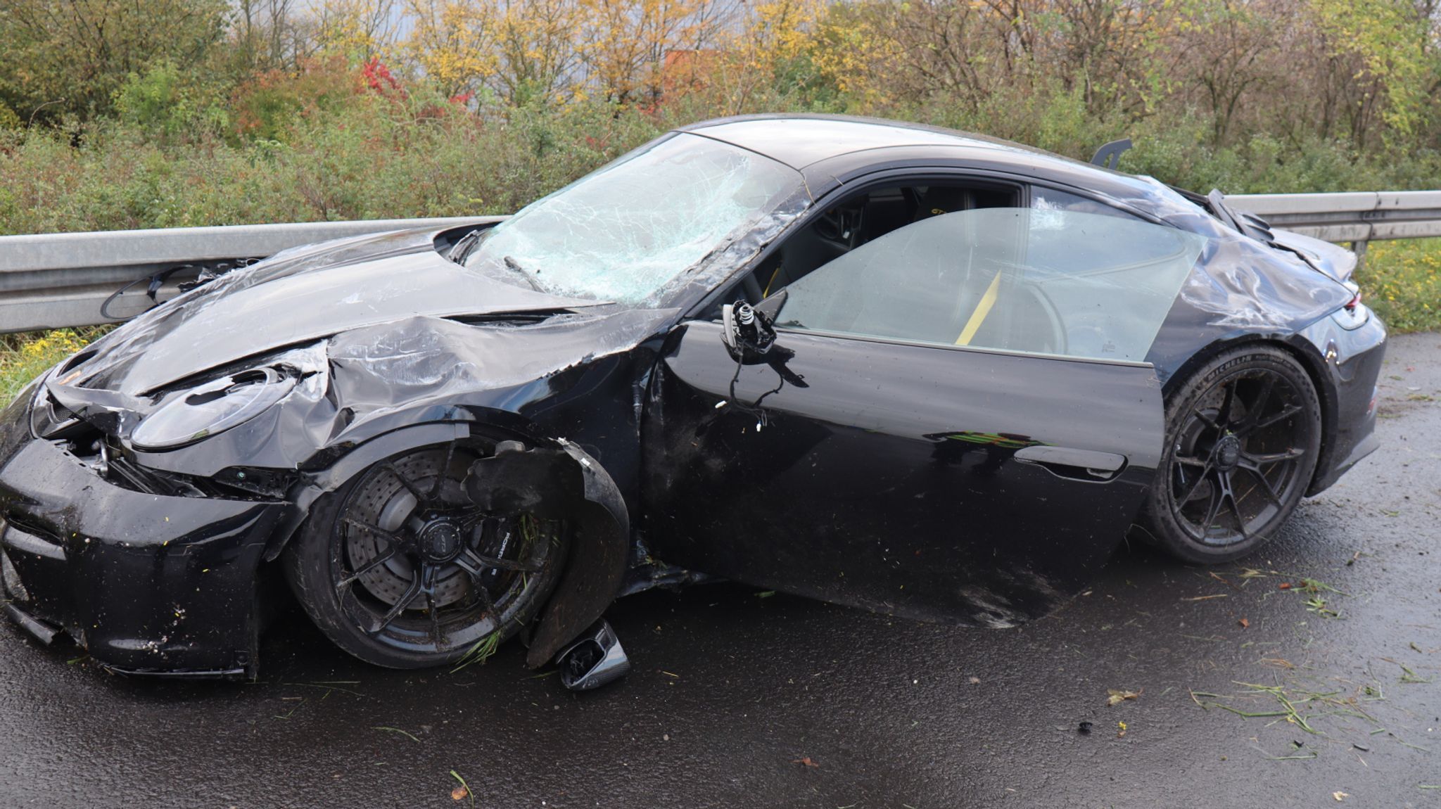 Porsche kracht auf A61 gegen Leitplanke – Totalschaden
