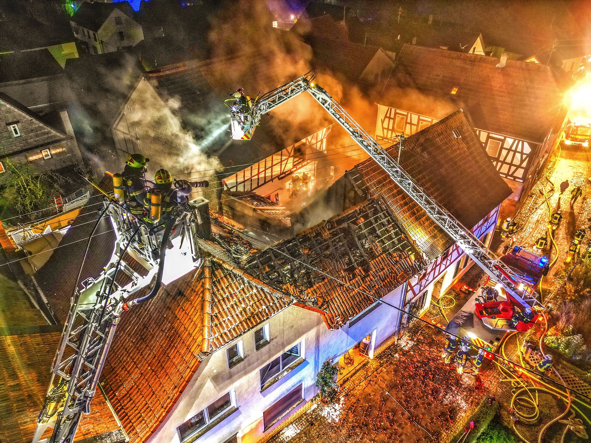 Vier Verletzte bei Brand in Mehrfamilienhaus