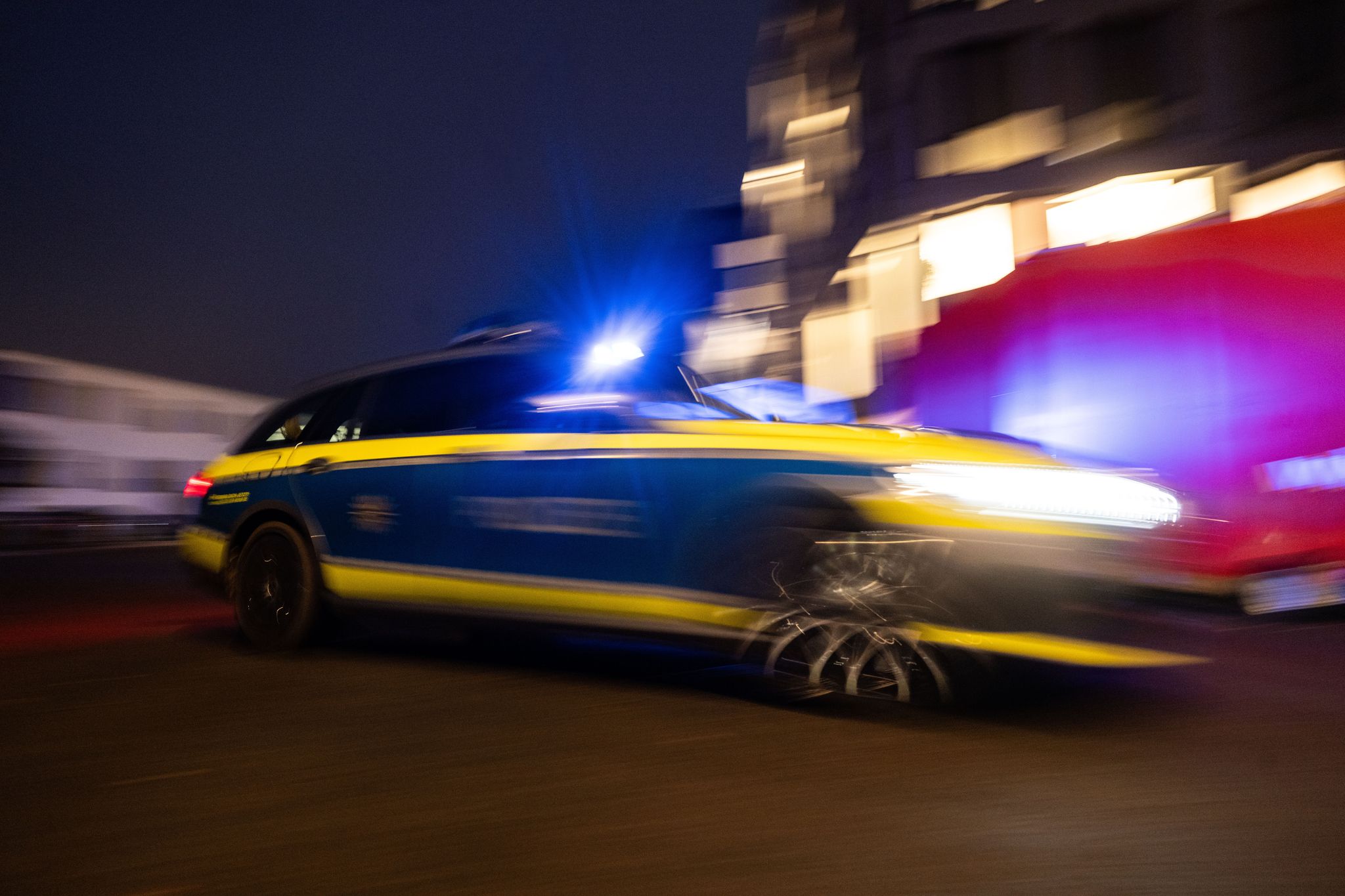 Autofahrer flieht vor Kontrolle der Polizei Autofahrer flieht vor Kontrolle der Polizei