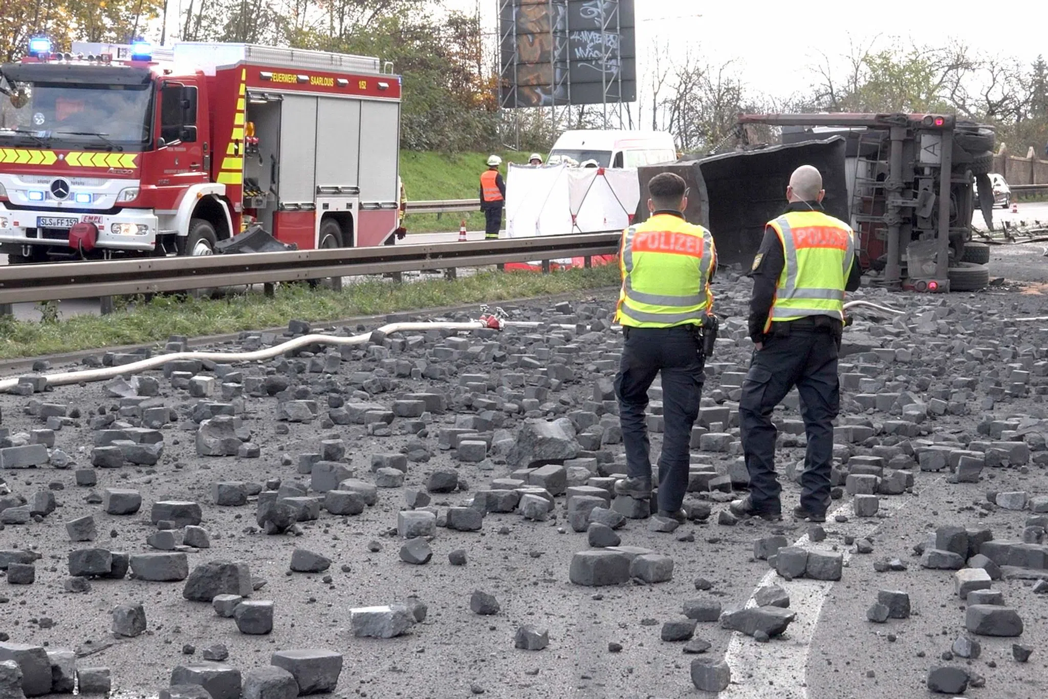 Lastwagenfahrer durchbricht Mittelleitplanke und stirbt