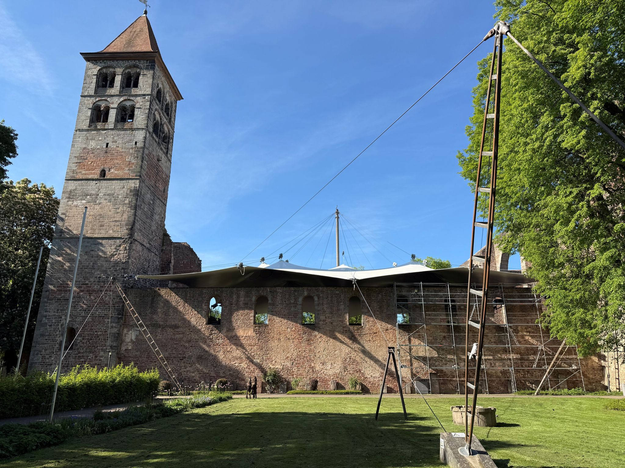Blitzschutz und Sprühnebel – Bühnen trotzen Wetterkapriolen