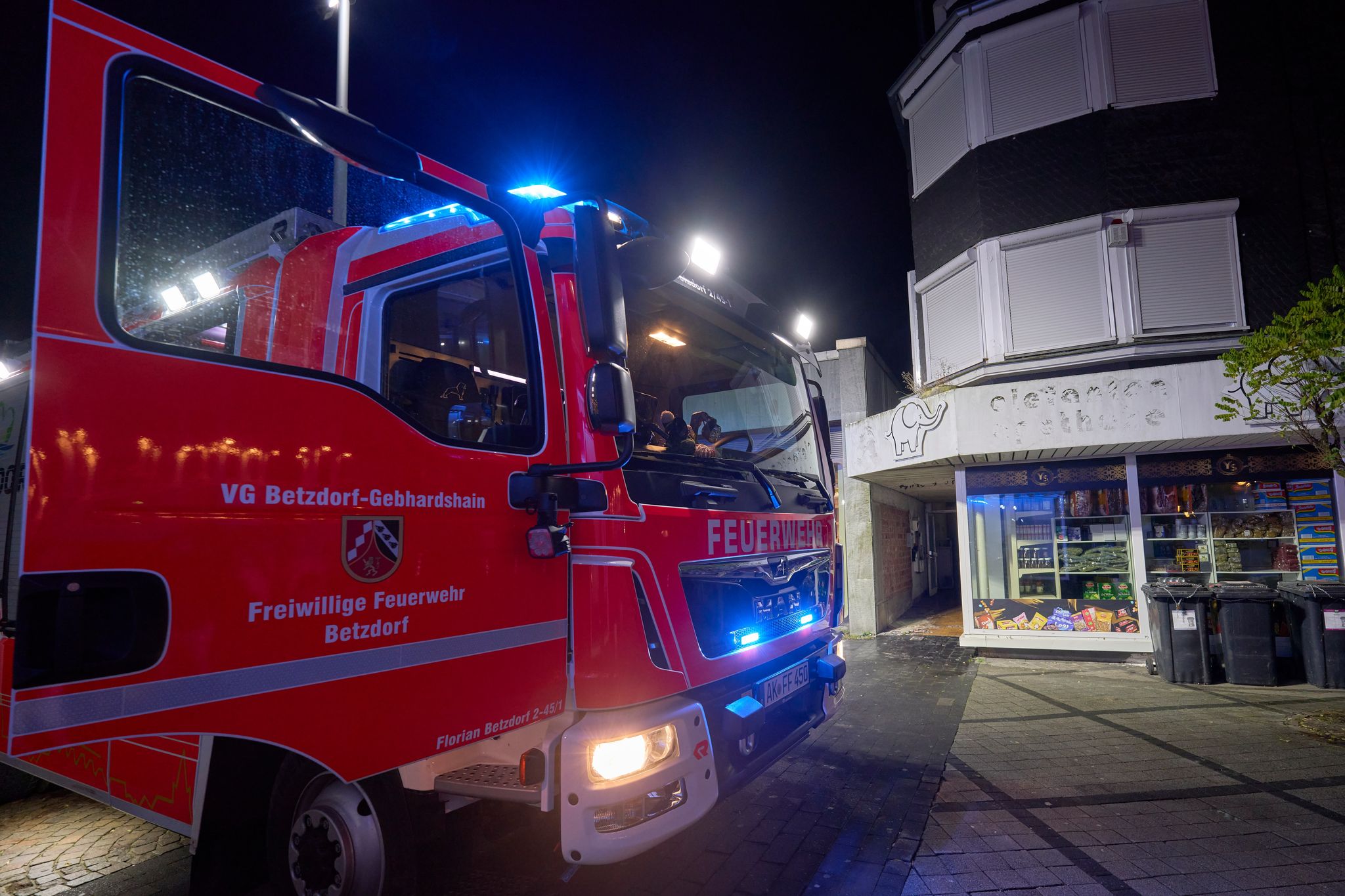 Erdgeschosswohnung in Flammen - Mann vermisst