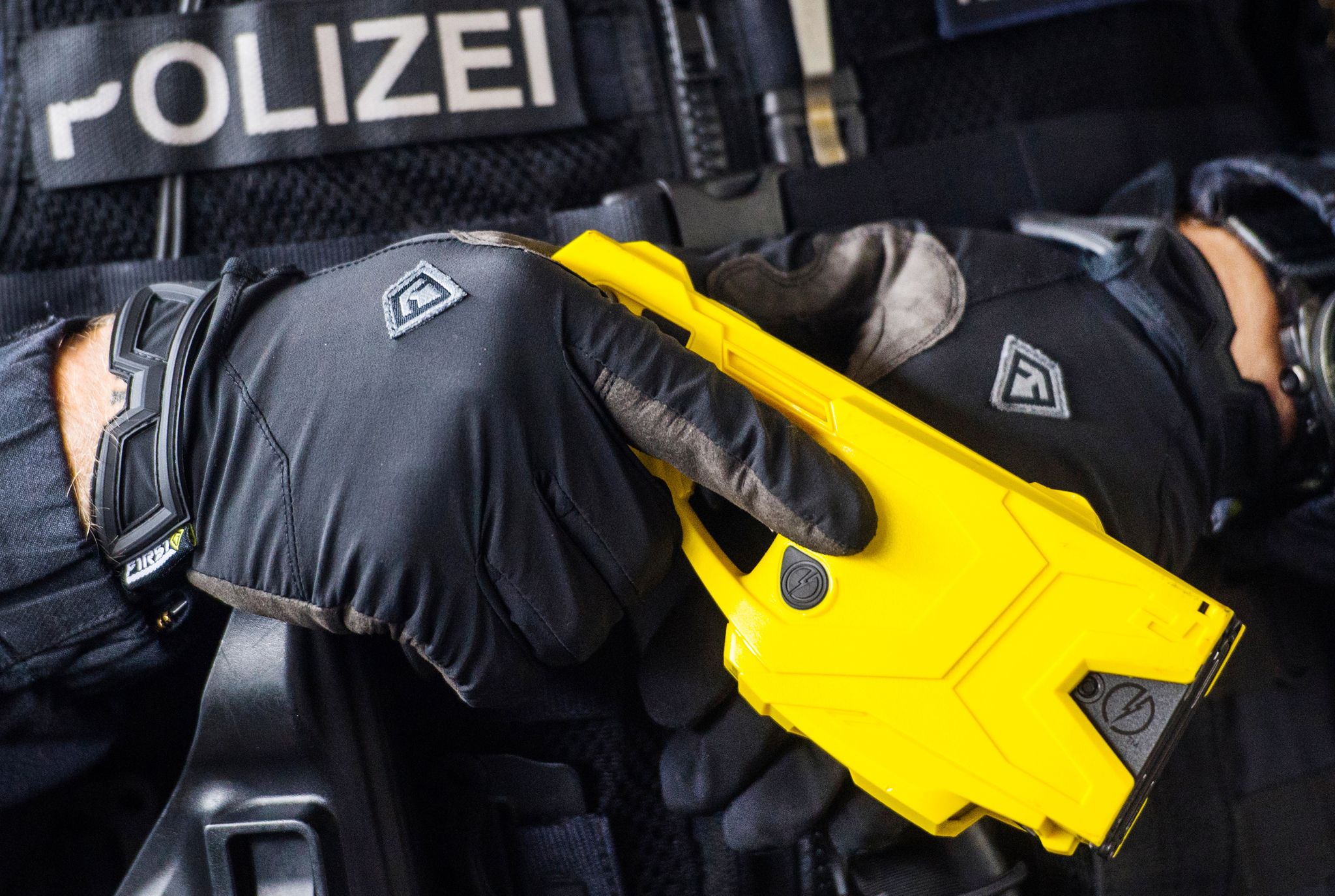 Mann greift Polizeibeamte an und wird mit Taser gestoppt