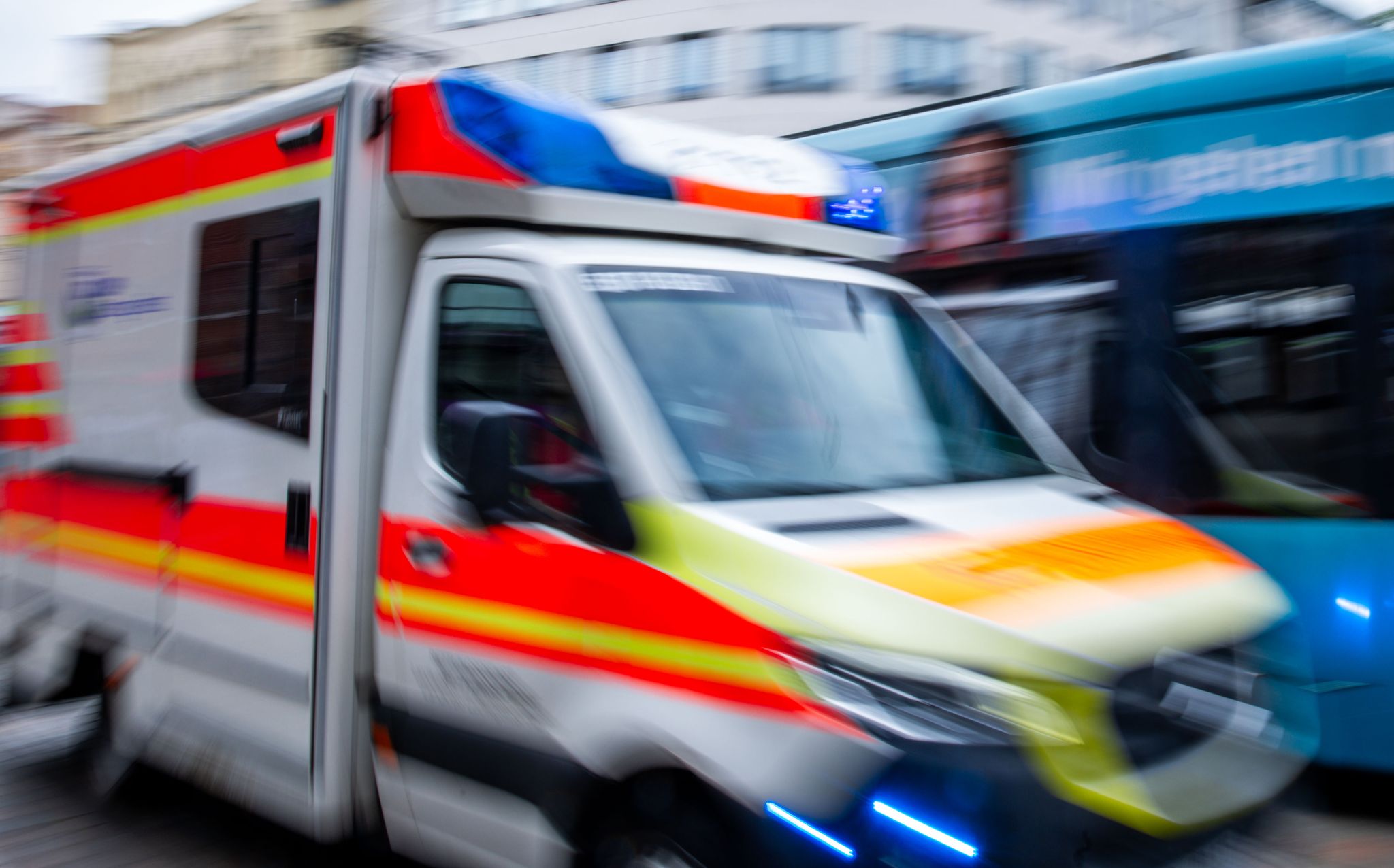 Busfahrer kollabiert am Steuer - Fahrgast greift ein Busfahrer kollabiert am Steuer - Fahrgast greift ein