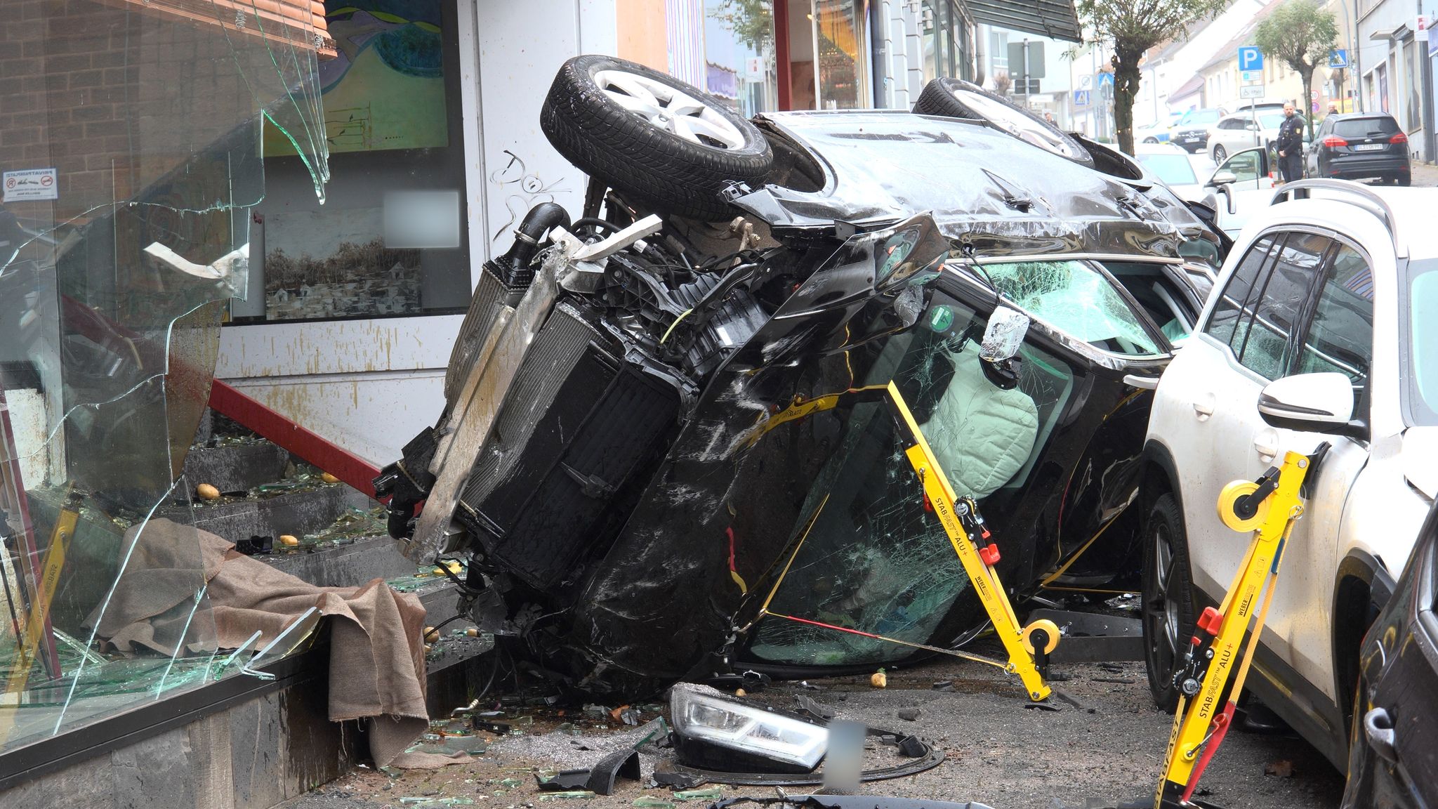 Auto schleudert durch Lebach – Fahrer stirbt nach Crash