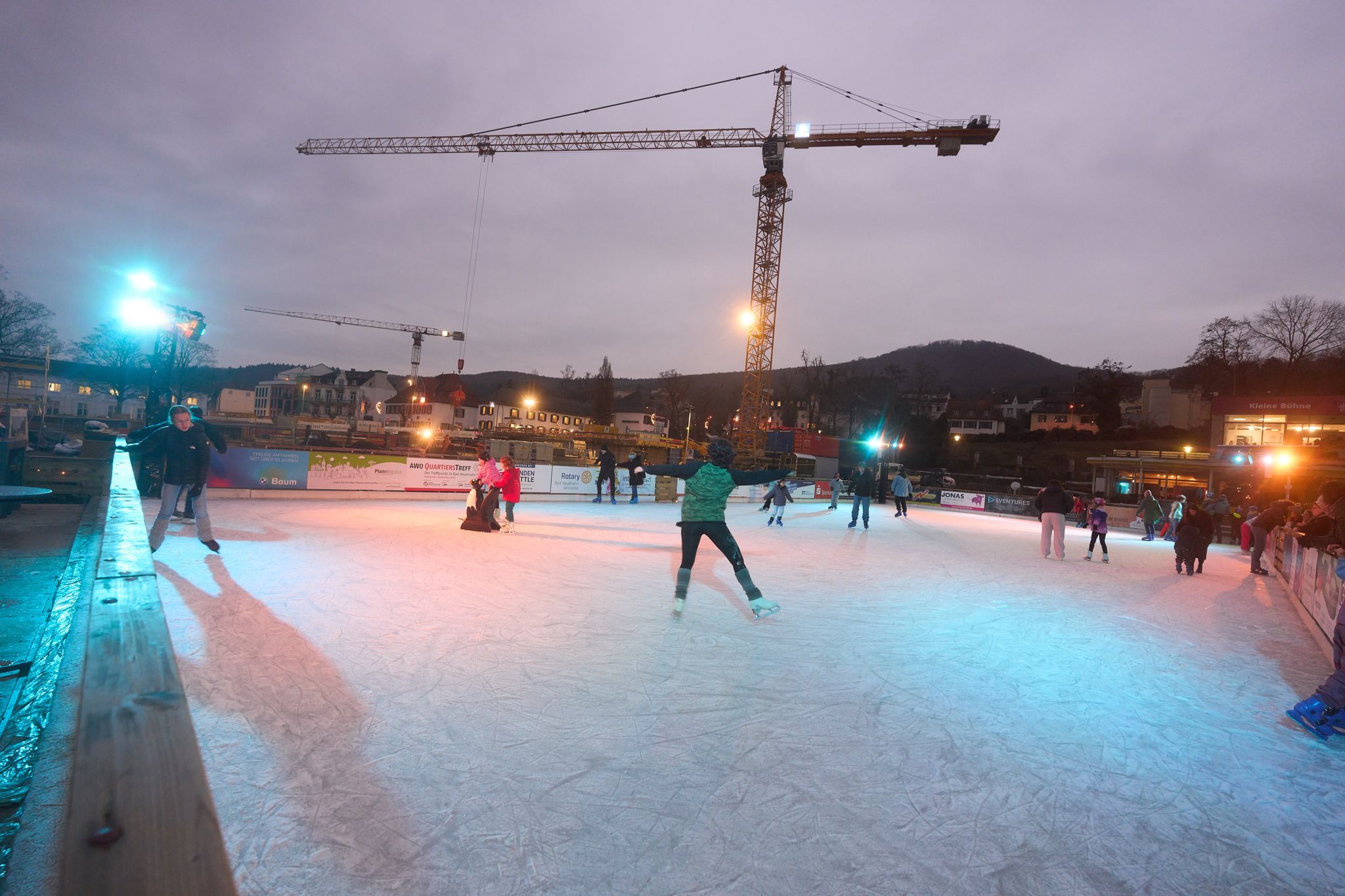 Schlittschuhe schnüren: Eisbahnen sind eröffnet