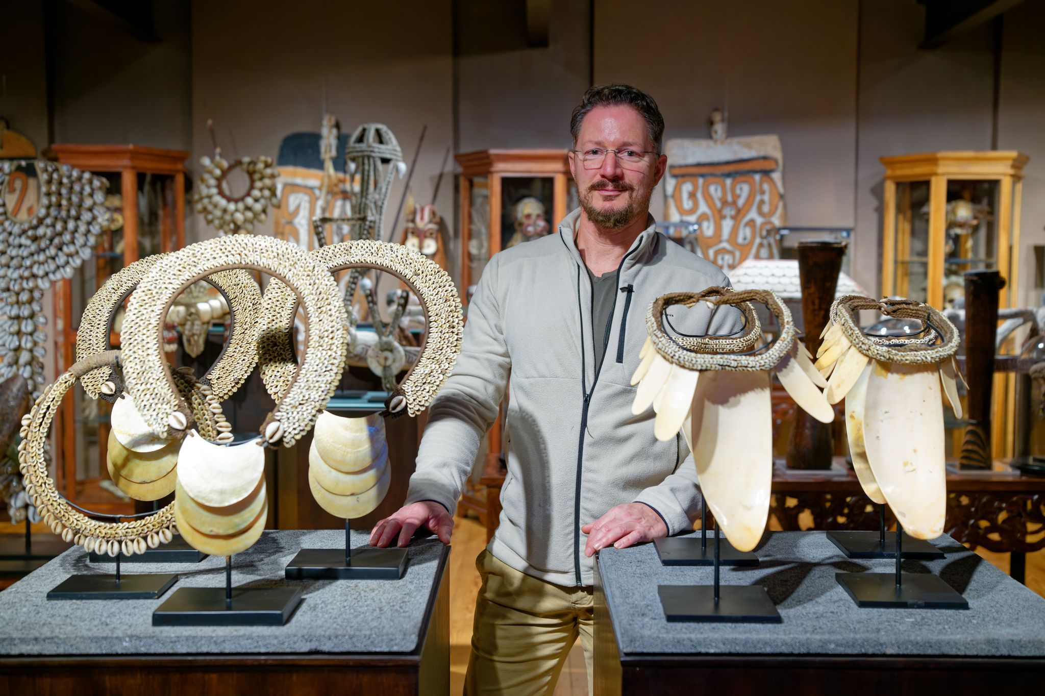 Wie ein Mann die ganze Welt in einer Mühle bewahrt