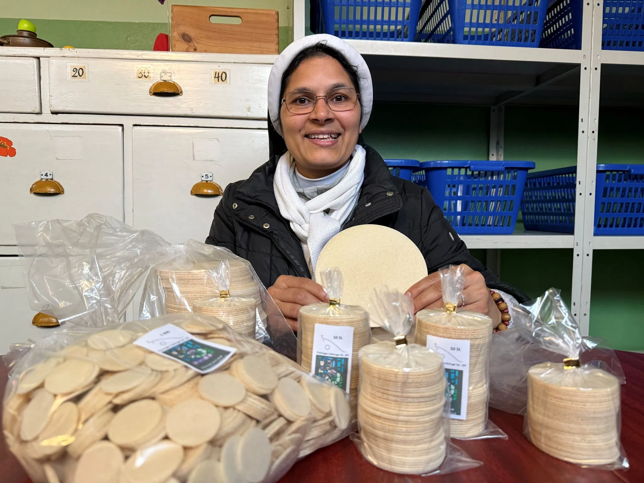 Nur Mehl und Wasser - Wie Hostien gebacken werden