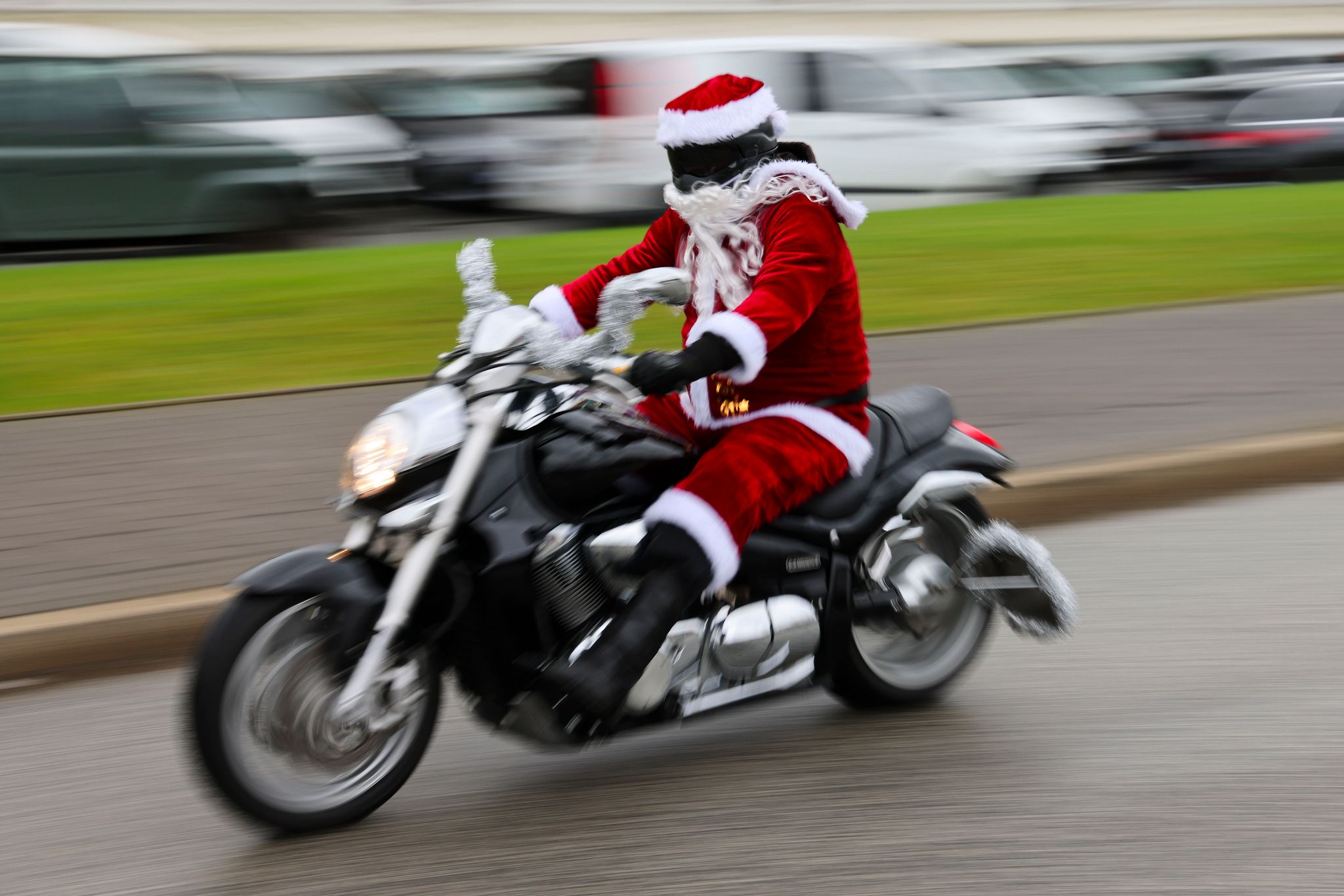 Benefiz-Weihnachtsmann stürzt mit Motorrad – fünf Verletzte Benefiz-Weihnachtsmann stürzt mit Motorrad – fünf Verletzte