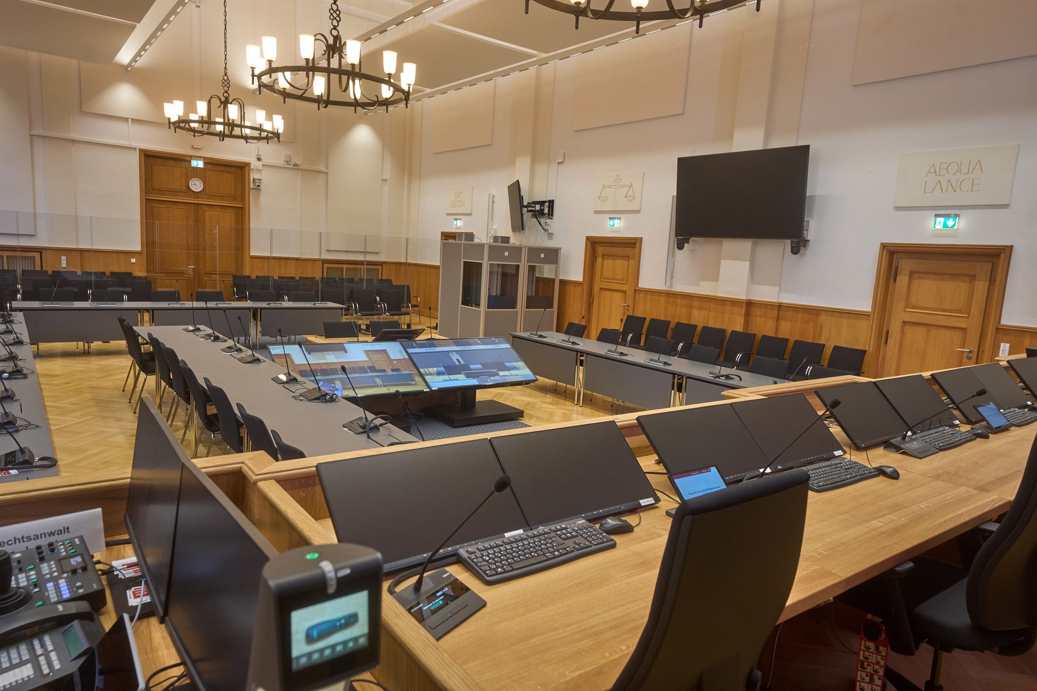 Saal im OLG Koblenz für Staatsschutzverfahren umgebaut