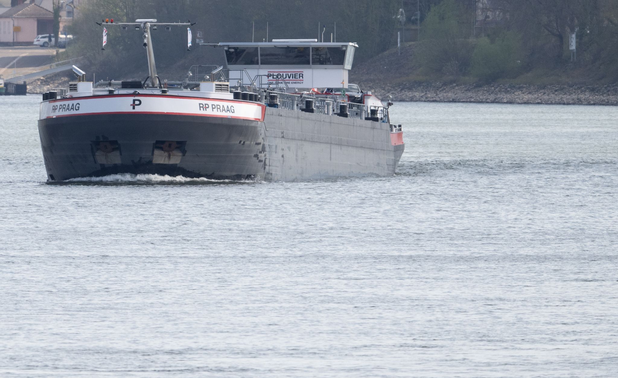 Rhein wieder frei - festgefahrenes Schiff befreit