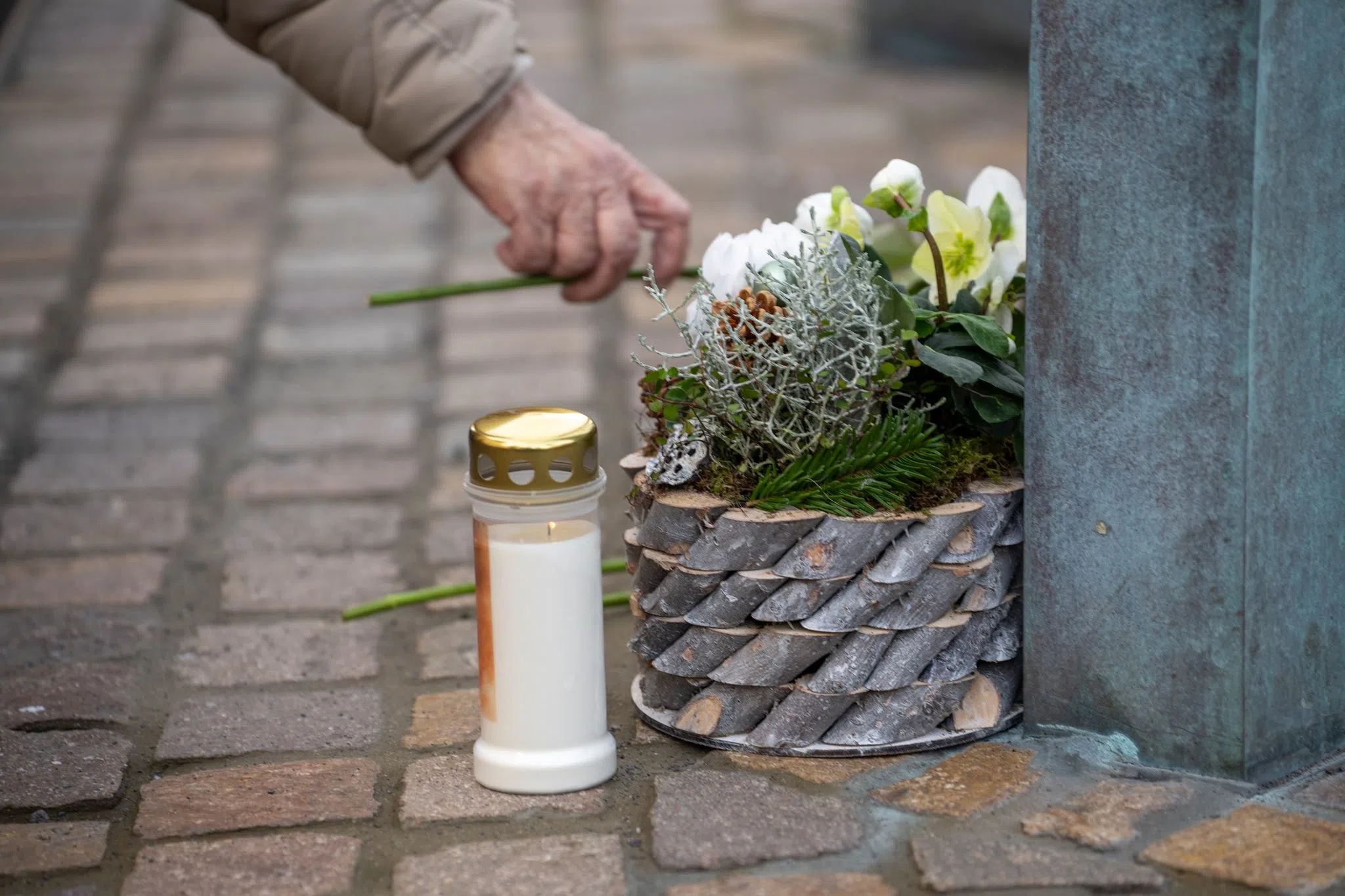 Jahrestag - Blumen und Kerzen für die Opfer der Amokfahrt