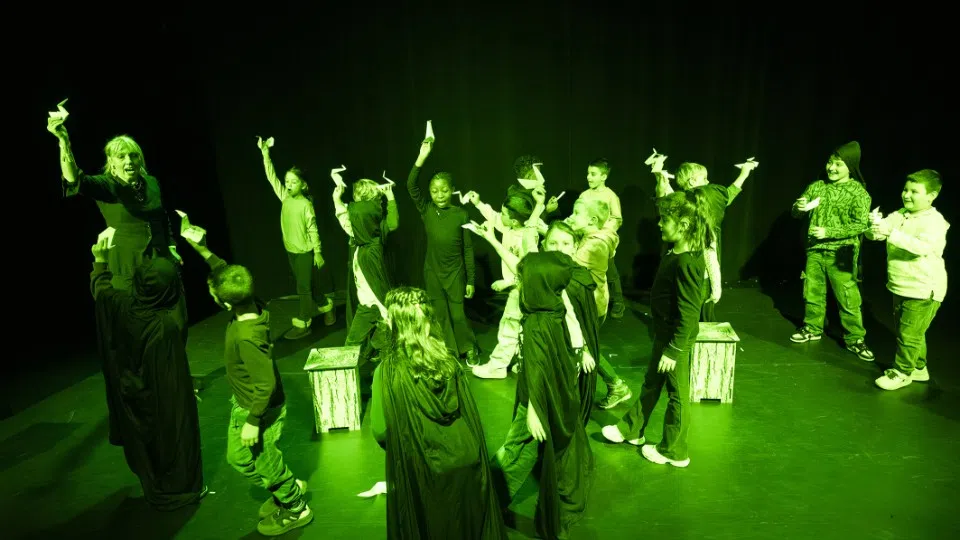 Kinder der Sonnenlandschule entdecken mit dem JUSCH spannende Theaterwelten