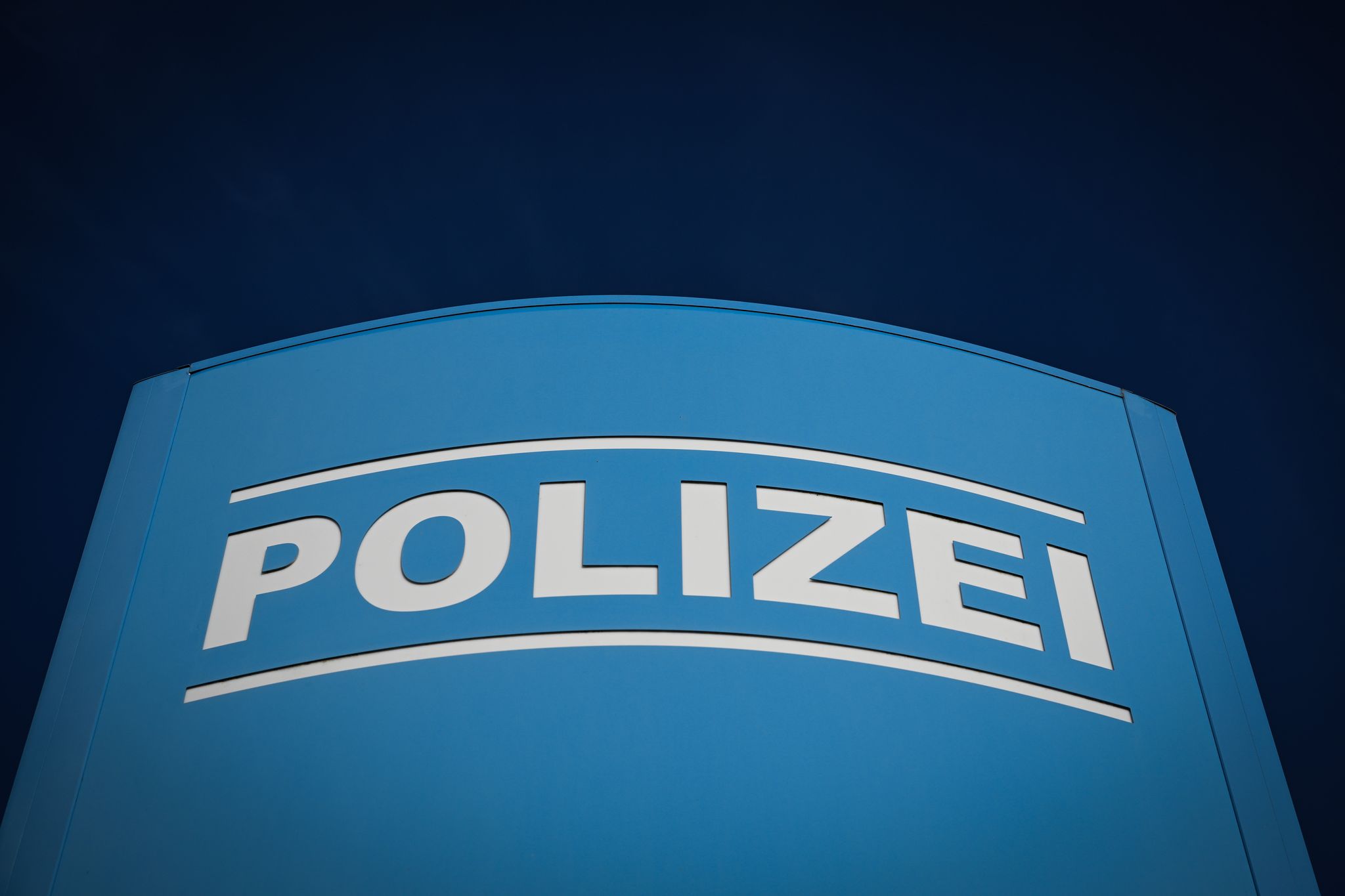 Verletzter Mann nach Unfall auf Autobahn davon gefahren