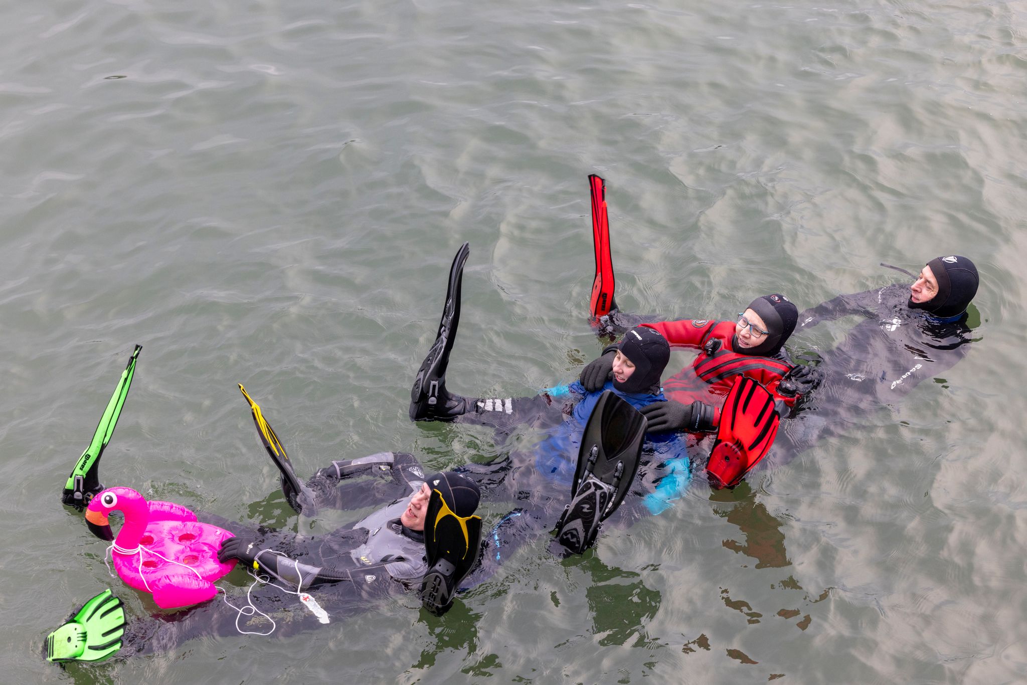 Feuerwehrleute schwimmen im kalten Rhein